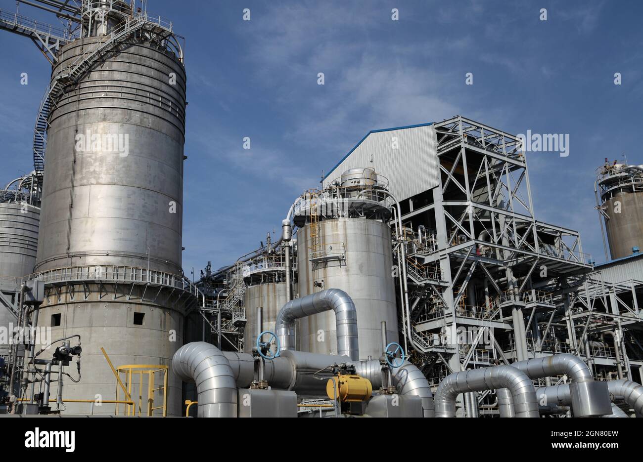 industrial oil refinery facility Stock Photo - Alamy