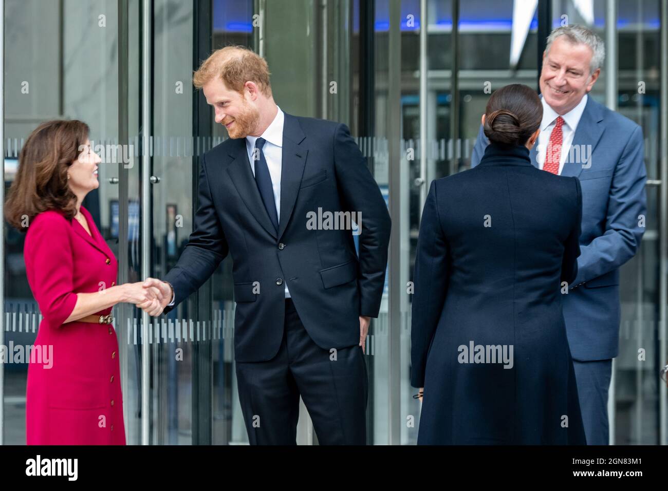 New York, USA. 23rd Sep, 2021. New York Mayor Bill de Blasio (R) and New York Governor Kathy Hochul (L) exchange parting words with Prince Harry and Meghan, The Duke and Duchess of Sussex, as they exit One World Trade Center after visitng the One World Observatory in New York City. Credit: Enrique Shore/Alamy Live News Stock Photo