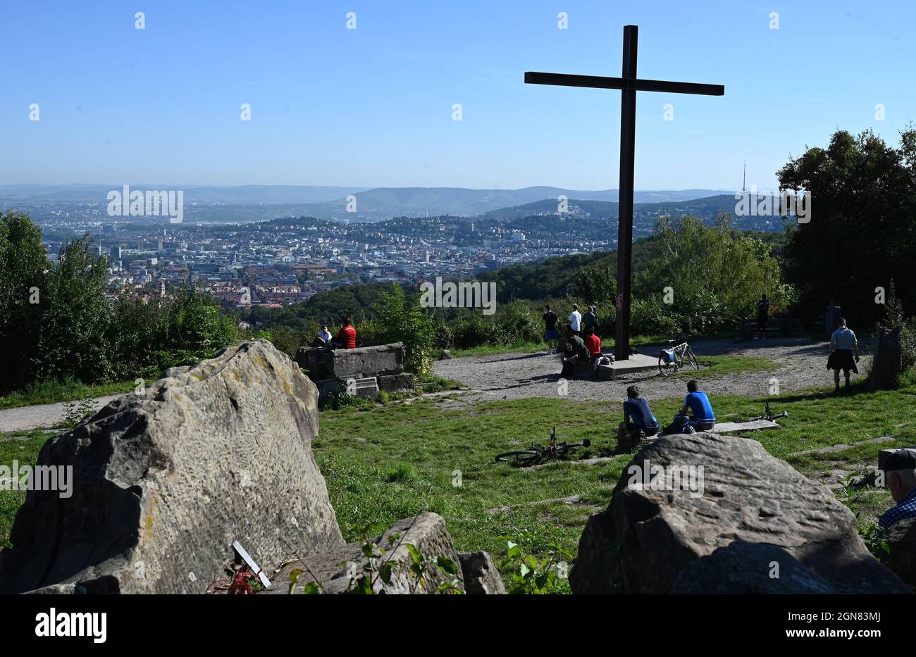 Stuttgart, Germany. 23rd Sep, 2021. People sit in bright sunshine at the Birkenkopf vantage point above the city of Stuttgart. The mountain was filled up with rubble after the Second World War and is therefore also called Monte Scherbelino. Credit: Bernd Weißbrod/dpa/Alamy Live News Stock Photo