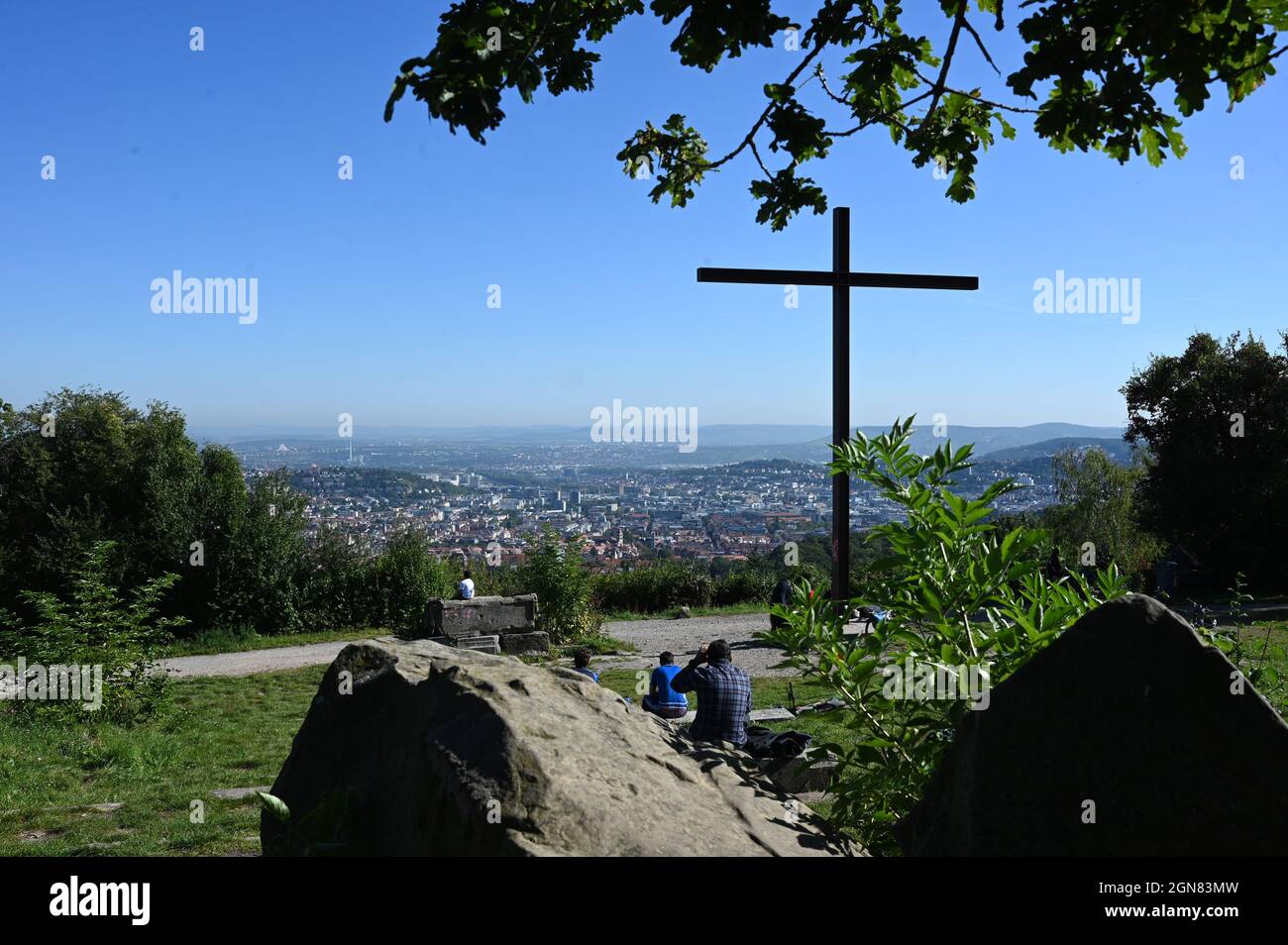 Stuttgart, Germany. 23rd Sep, 2021. People sit in bright sunshine at the Birkenkopf vantage point above the city of Stuttgart. The mountain was filled up with rubble after the Second World War and is therefore also called Monte Scherbelino. Credit: Bernd Weißbrod/dpa/Alamy Live News Stock Photo