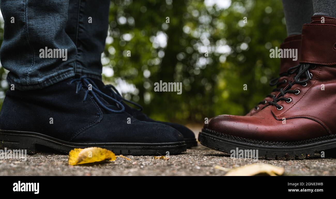 mm Endeløs i gang Feet of couple. Man and woman is standing opposite each other. Close-up of blue  suede shoes and burgundy leather boots. Autumn fashion. Close-up Stock  Photo - Alamy