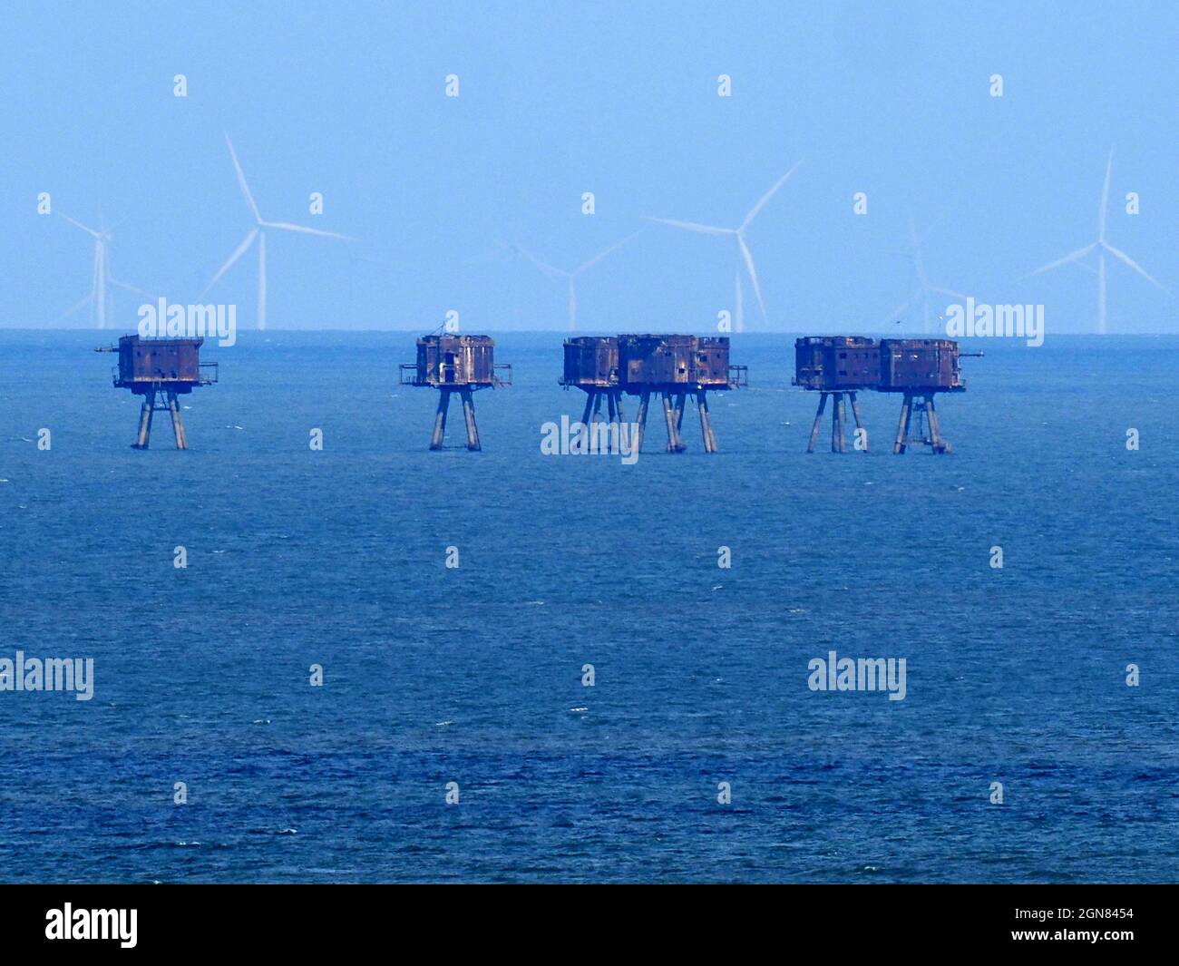 London array wind farm hi-res stock photography and images - Alamy