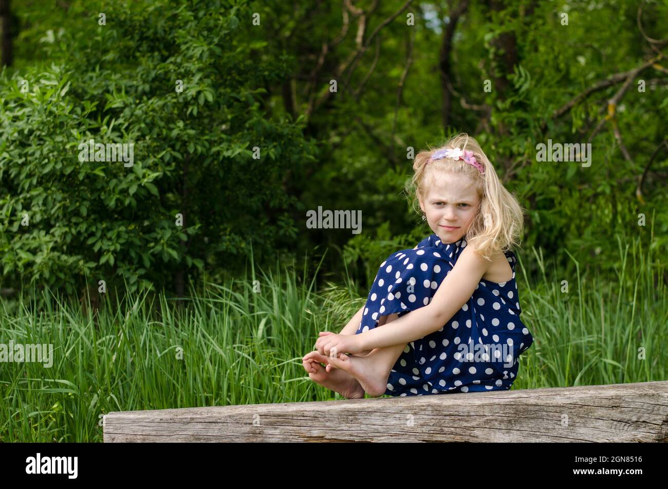 Sad girl sitting on bench hi-res stock photography and images - Alamy