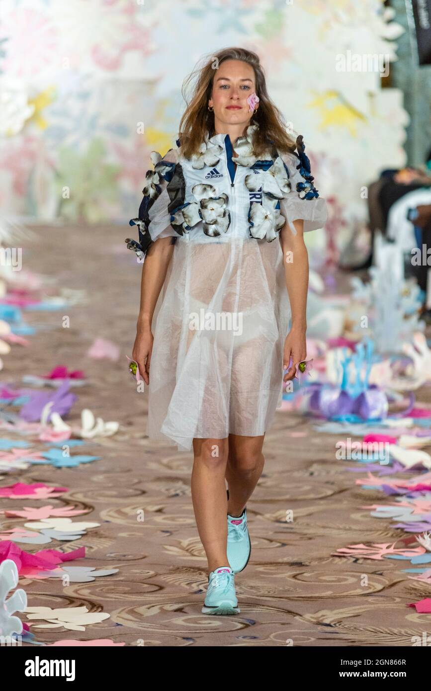 Athlete Steph Twell on the catwalk in the ballroom of Dorchester Hotel modelling Vin + Omi Future Flowers fashion designs for London Fashion Week Stock Photo