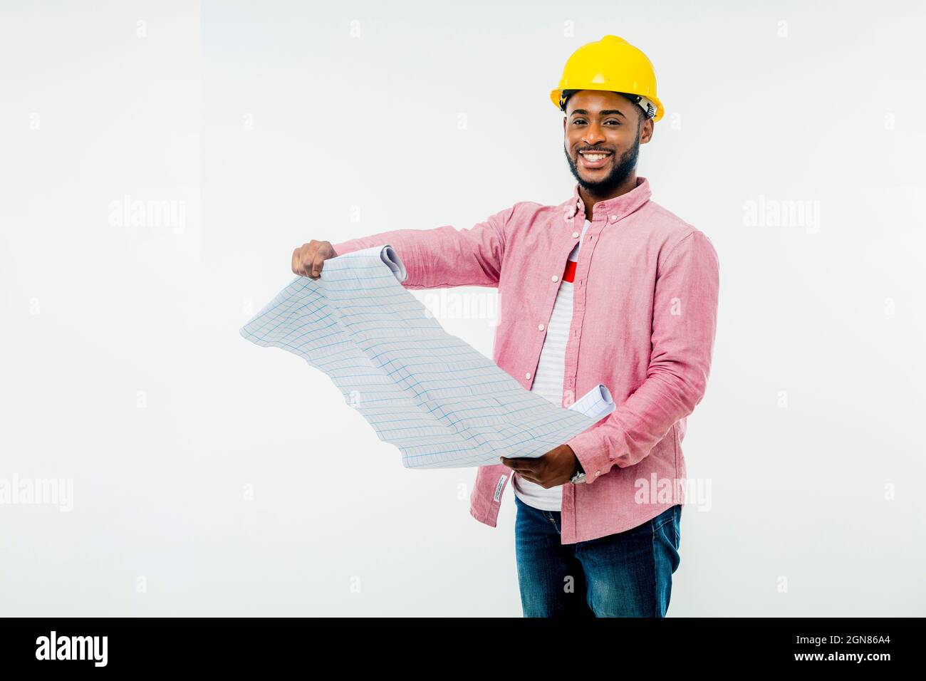 Jeune entrepreneur homme africain confiant tenant en studio sur fond blanc. Stock Photo