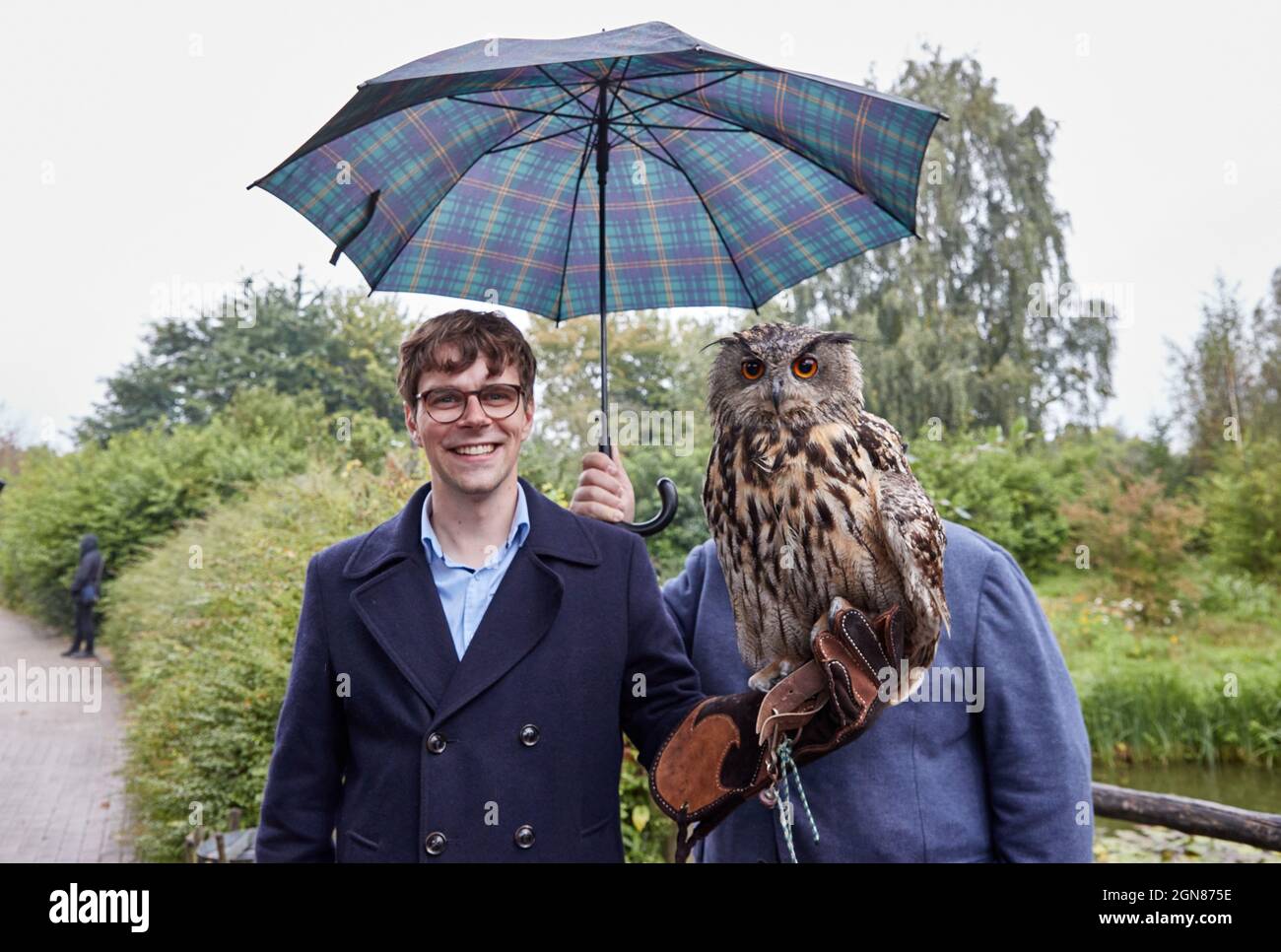 Marlow, Germany. 23rd Sep, 2021. Georg Günther (CDU), candidate for the Bundestag, holds the European eagle owl 'Sinfonie' on his arm in the bird park Marlow. Credit: Georg Wendt/dpa/Alamy Live News Stock Photo