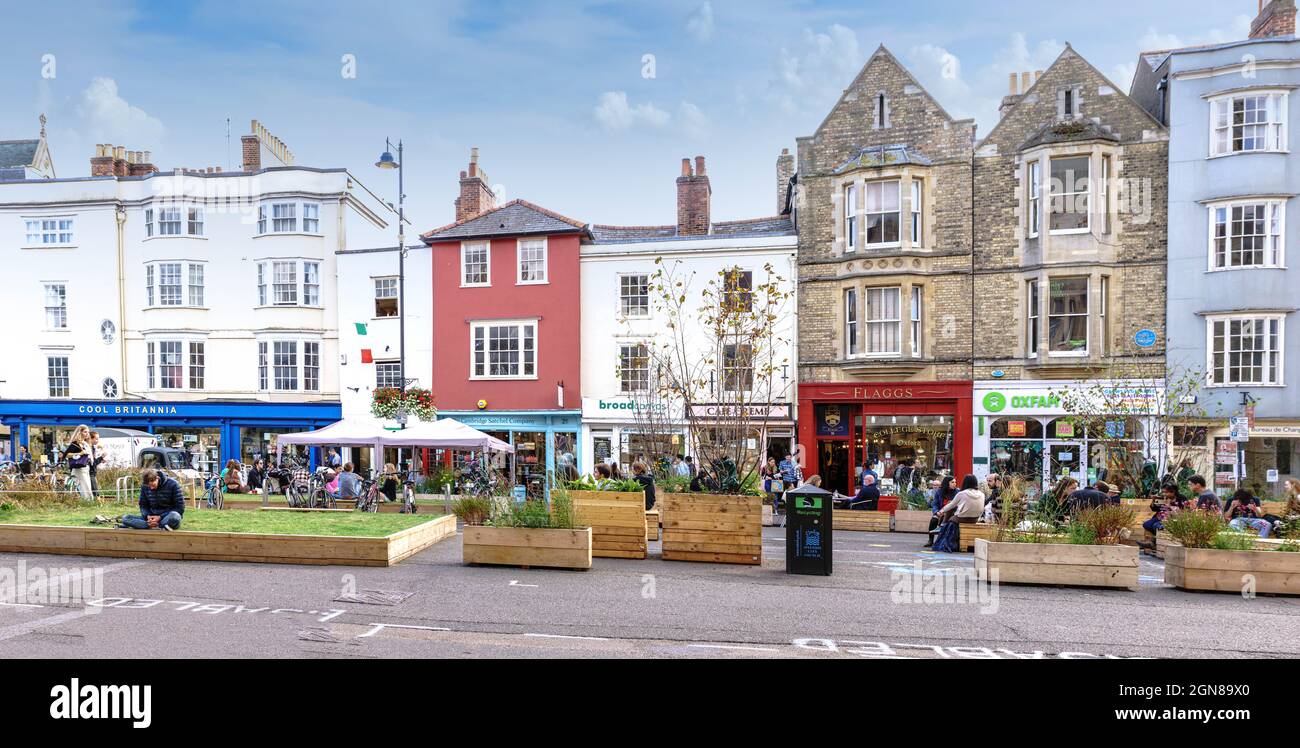 Broad Meadow on Broad Street Oxford. Covid vaccine crates refashioned as seating. Stock Photo