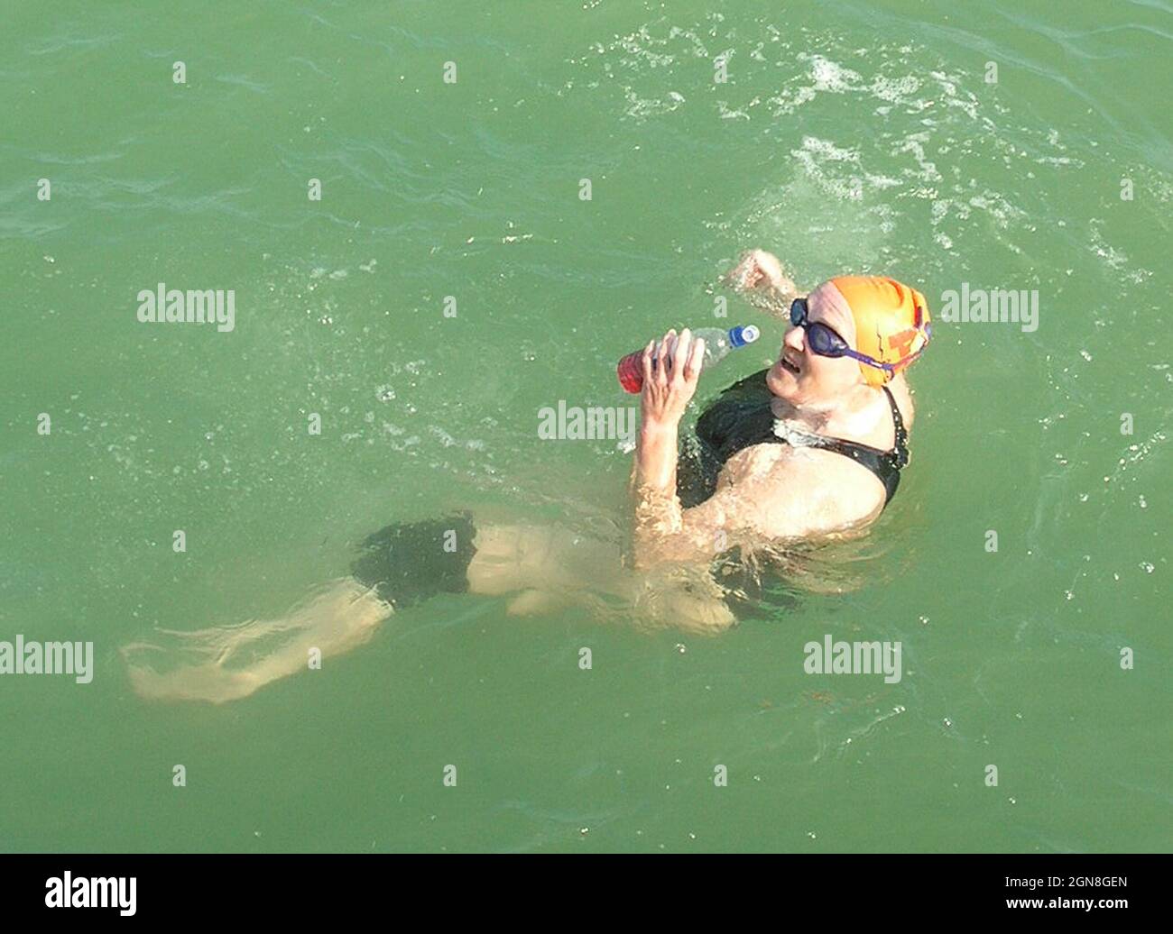 POLIO VICTIM ROSALINDA HARDMAN STOPS FOR REFRESHMENTS DURING HER EPIC CROSS CHANNEL SWIM PIC MIKE WALKER, 2009 Stock Photo