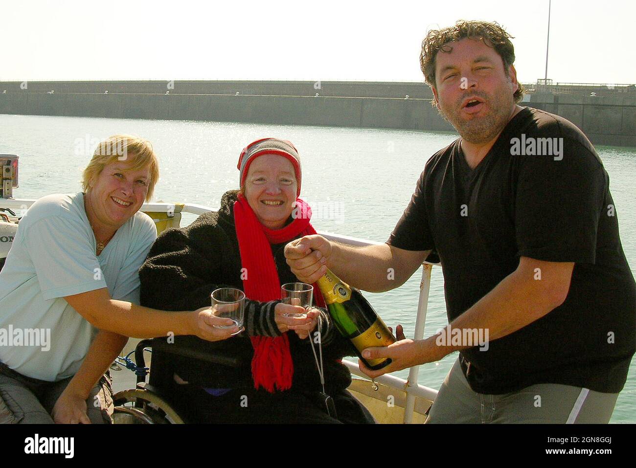 POLIO VICTIM ROSALINDA HARDMAN CELEBRATES AFTER SWIMMING  THE ENGLISH CHANNEL PIC MIKE WALKER, 2009 Stock Photo