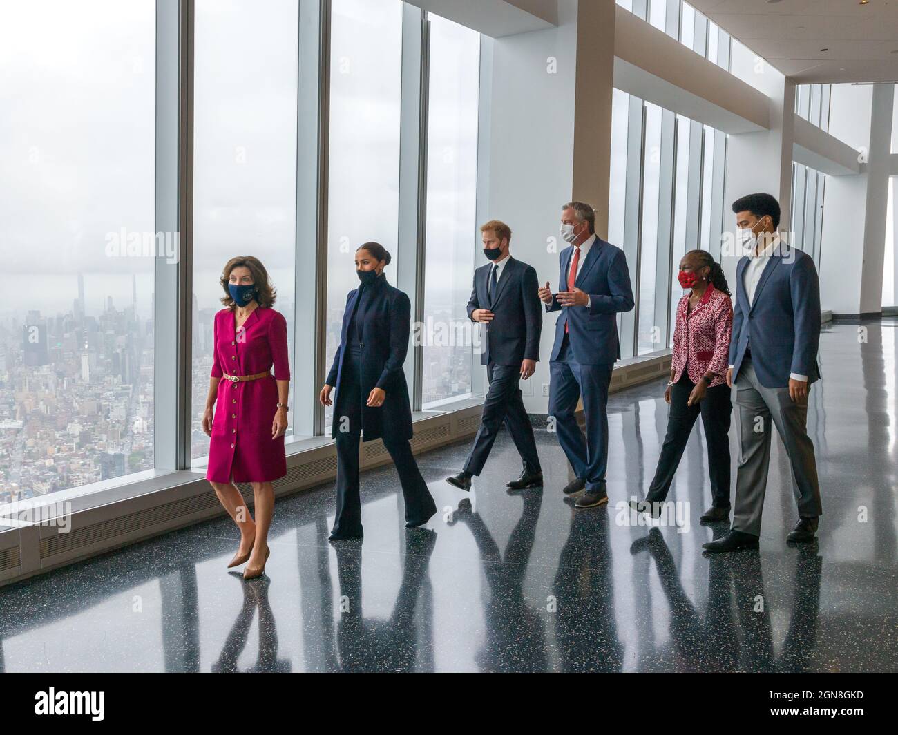 New York, USA, 23 September 2021.  (L-R):  New York Governor Kathy Hochul, Meghan, The Duchess of Sussex, Prince Harry, New York Mayor Bill de Blasio, de Blasio's wife, Chirlane McCray, and son, Dante de Blasio visit the One World Observatory in floor 102 of the New York City's World Trade Center.   Credit: Enrique Shore/Alamy Live News Stock Photo