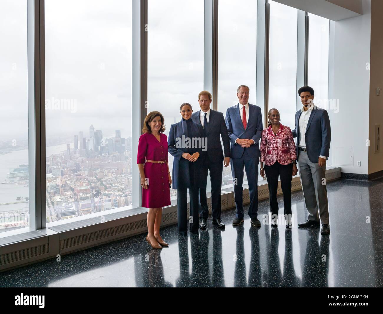 New York, USA, 23 September 2021.  (L-R):  New York Governor Kathy Hochul, Meghan, The Duchess of Sussex, Prince Harry, New York Mayor Bill de Blasio, de Blasio's wife, Chirlane McCray, and son, Dante de Blasio visit the One World Observatory in floor 102 of the New York City's World Trade Center.   Credit: Enrique Shore/Alamy Live News Stock Photo