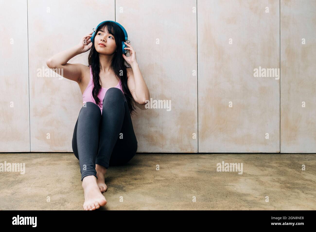 Asian woman sitting on the floor hi-res stock photography and images ...