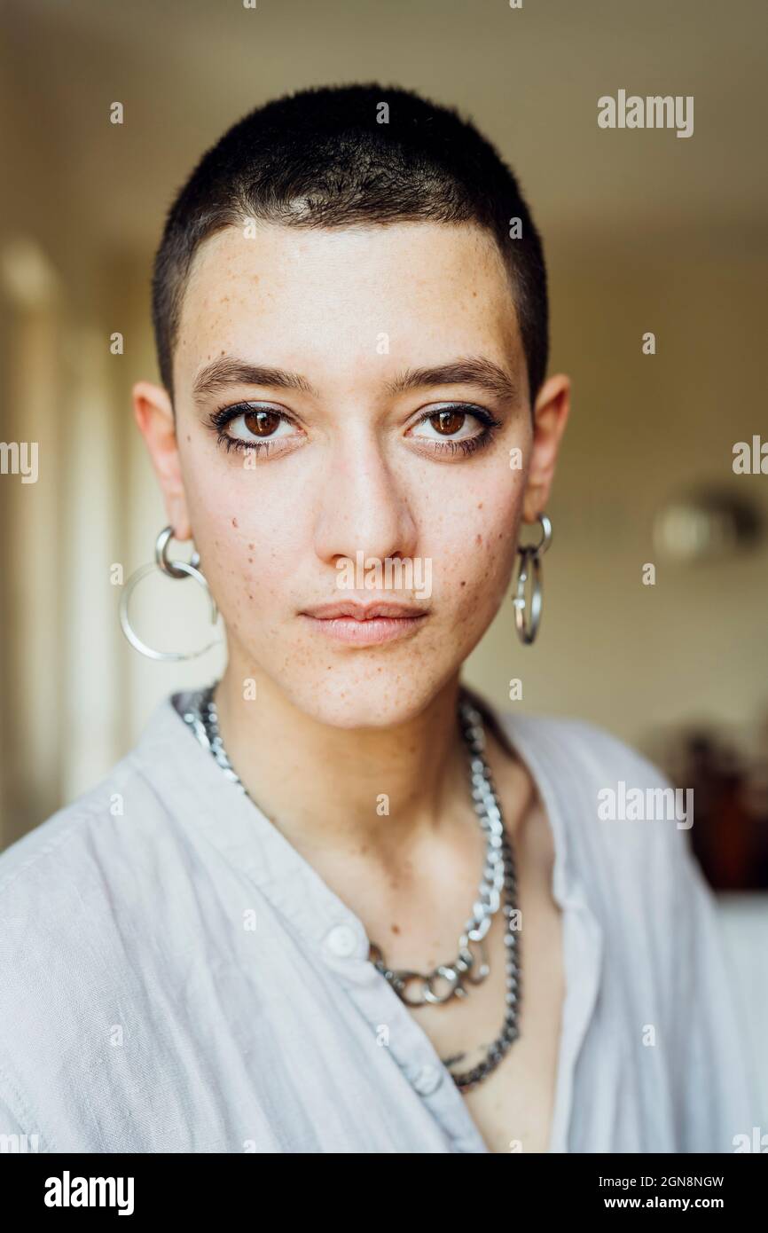 Black woman wearing jewelry hi-res stock photography and images - Alamy