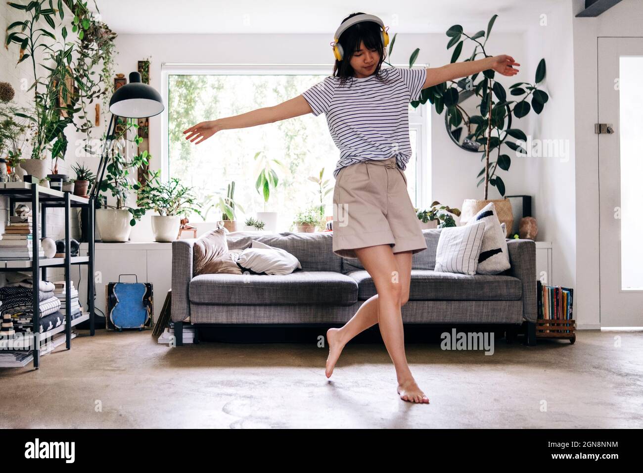 Dancing chinese woman hi-res stock photography and images - Alamy