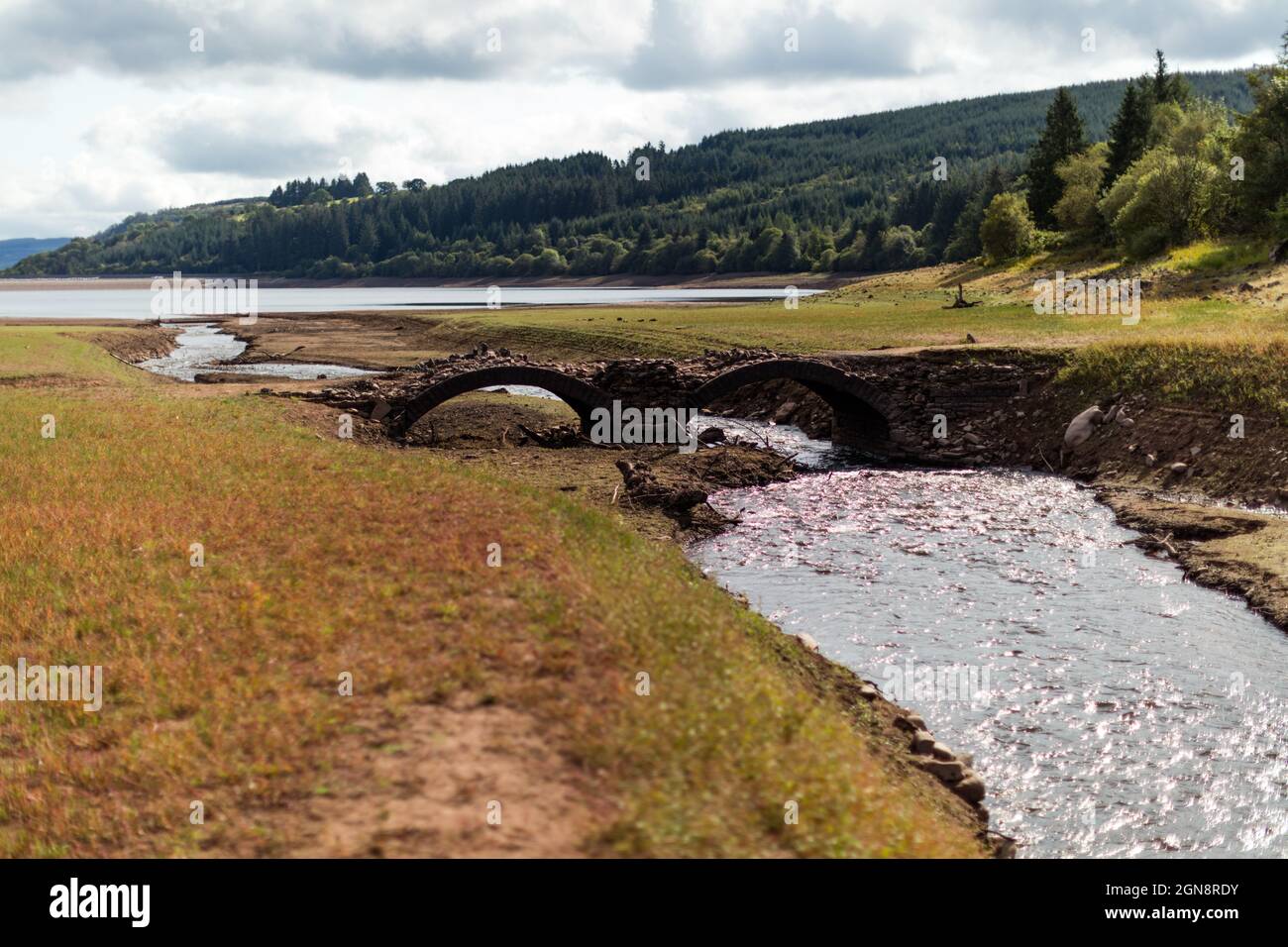 Llwyn Onn reservoir, Merthyr Tydfil, South Wales, UK.  23 September 2021.  UK weather:  Lower water levels than normal at this reservoir has uncovered an old bridge, Pont Yr Daf, normally underwater.  Credit: Andrew Bartlett/Alamy Live News. Stock Photo