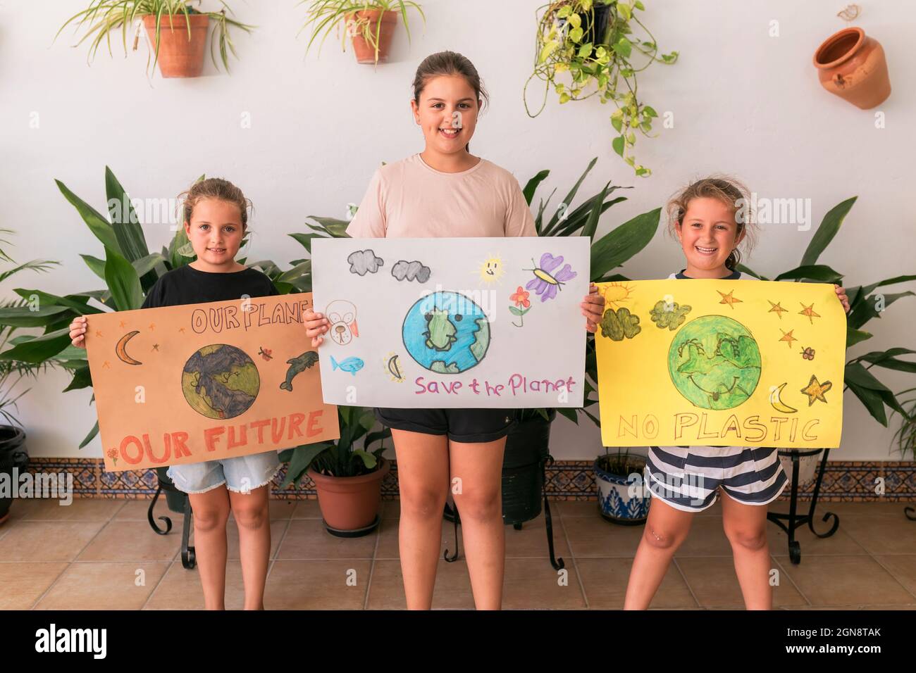 Children holding posters hi-res stock photography and images - Alamy