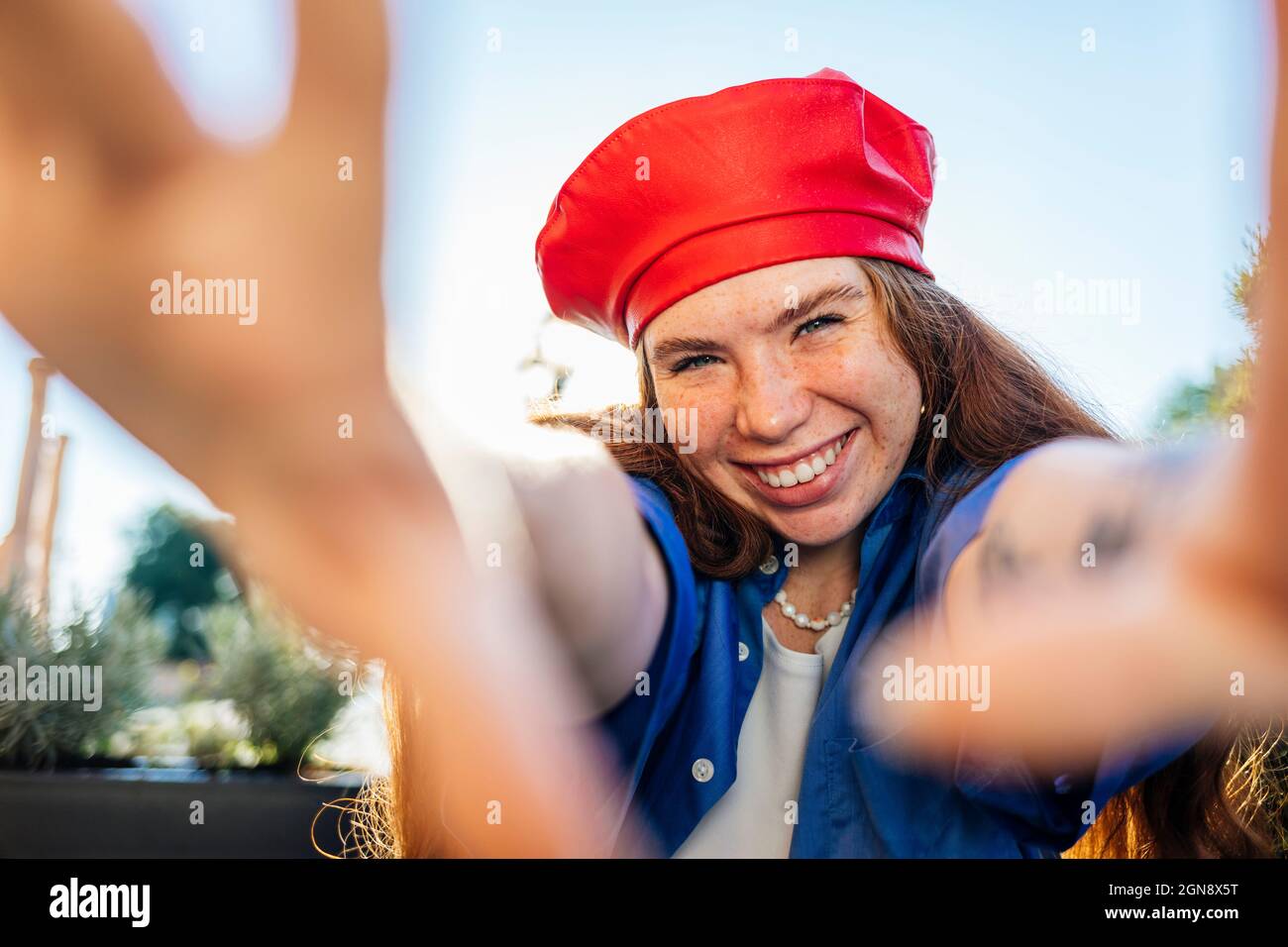 Cheerful young woman at sidewalk cafe Stock Photo - Alamy