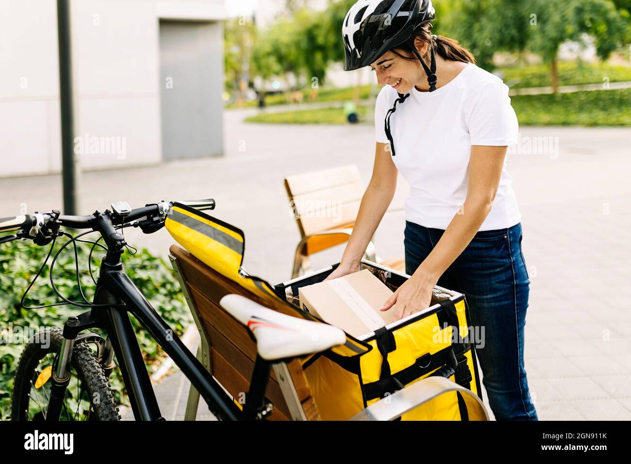 Parcel delivery by bicycle hi res stock photography and images Alamy