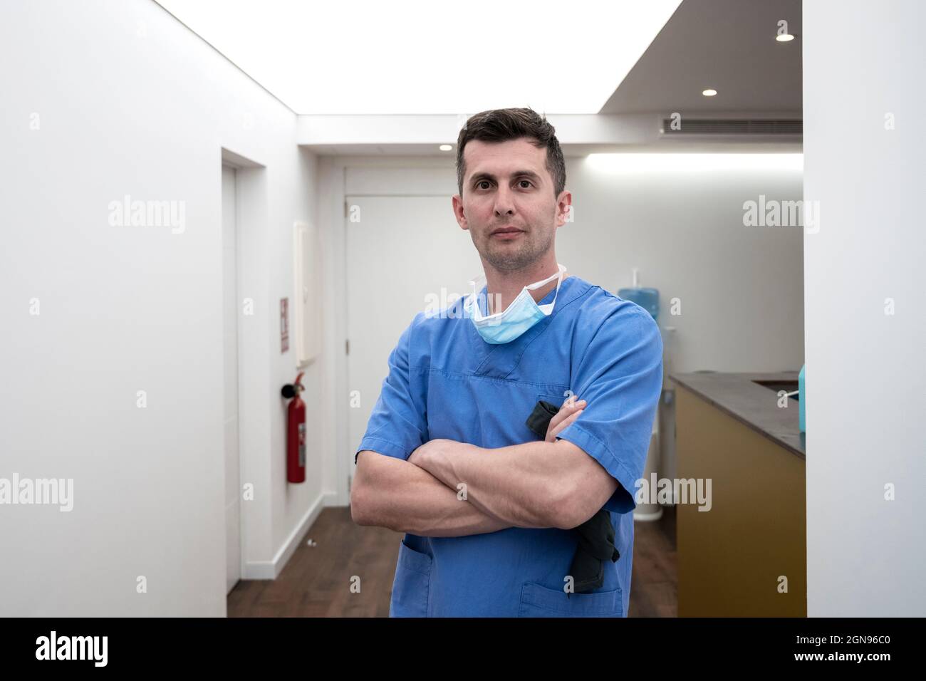 Male adult surgeon in mask hi-res stock photography and images - Alamy