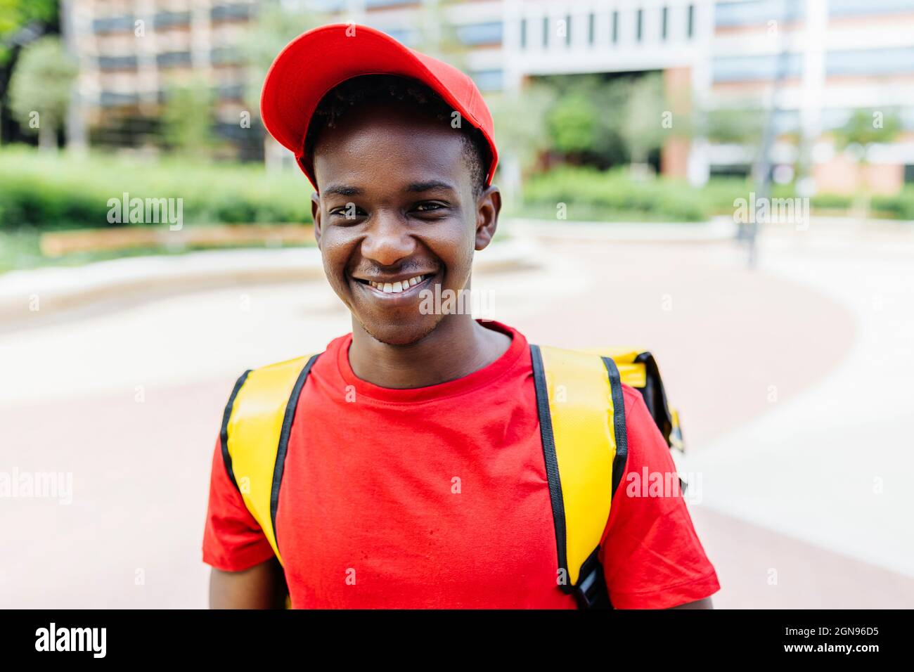 Young delivery man hi-res stock photography and images - Alamy