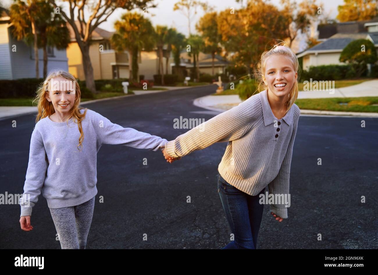 Three girls holding hands hi-res stock photography and images - Alamy