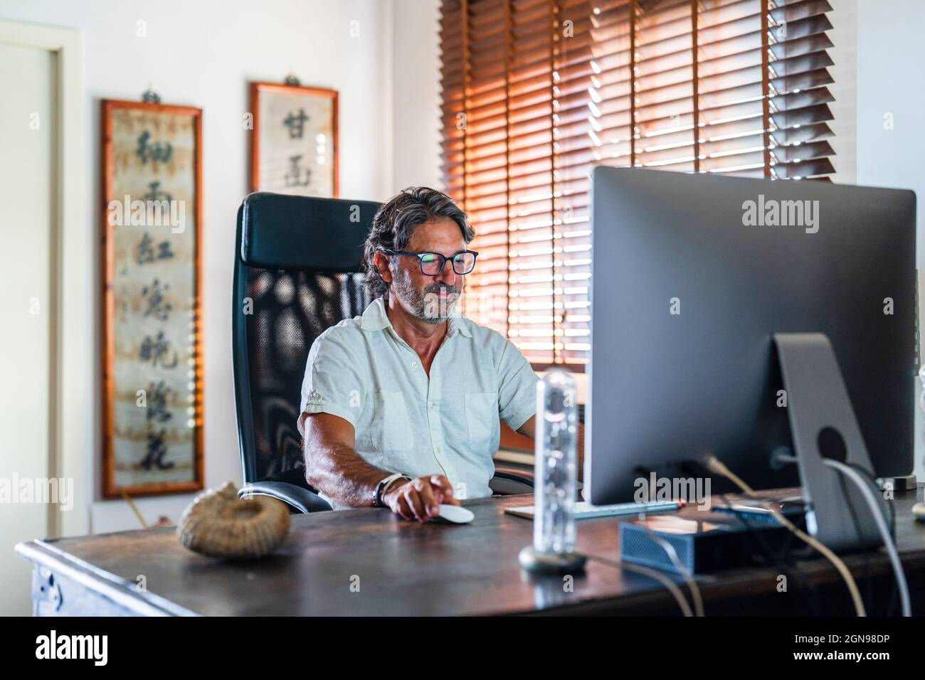 Using computer home office hi-res stock photography and images - Alamy