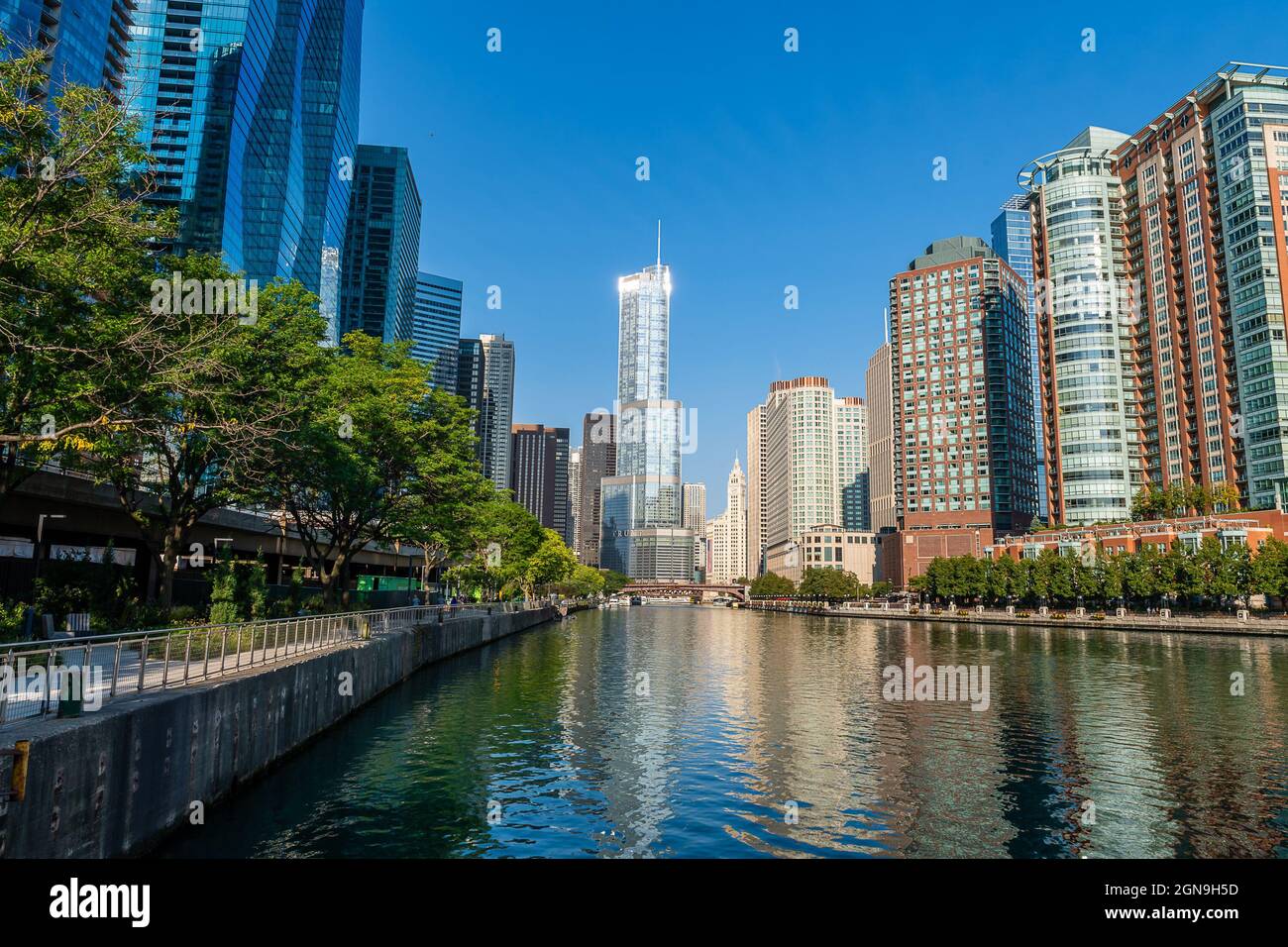Chicago river point of view hi-res stock photography and images - Alamy