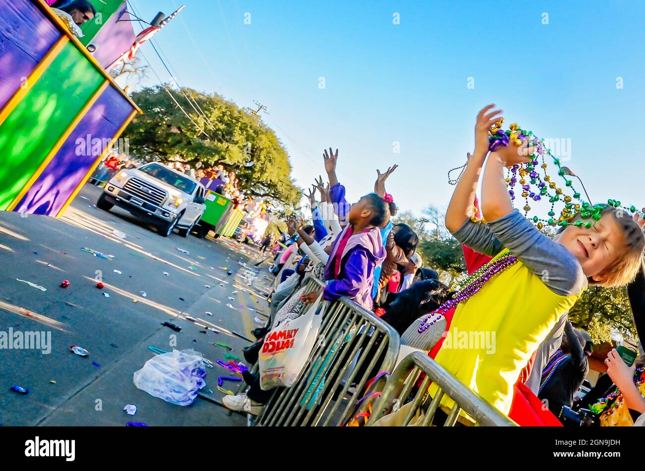 how many beads are thrown during mardi gras