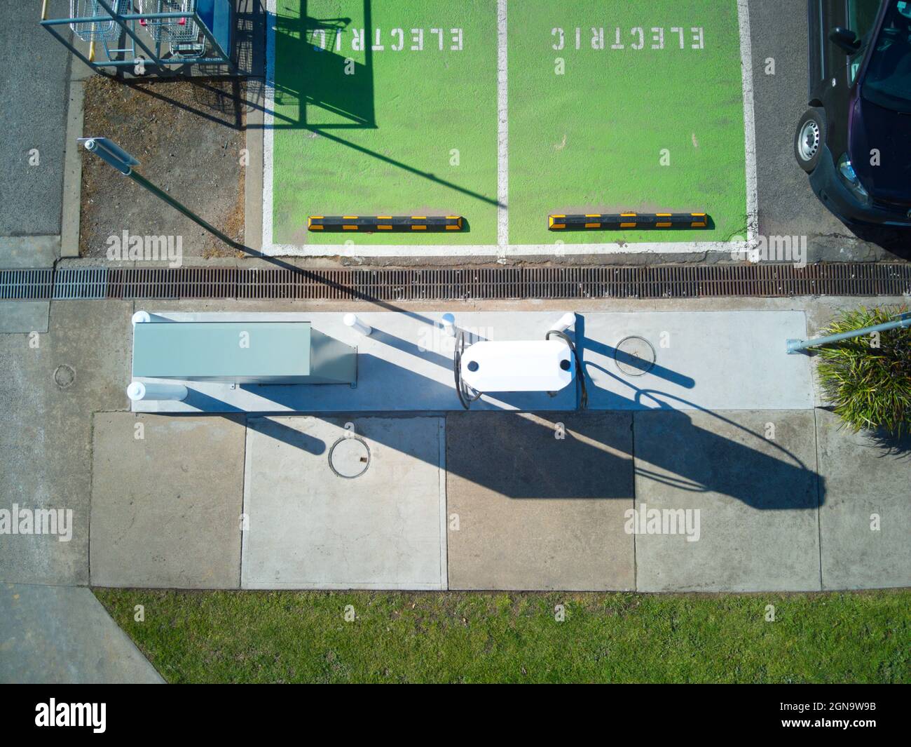 Electric charging point with recharge station and vehicle parking space