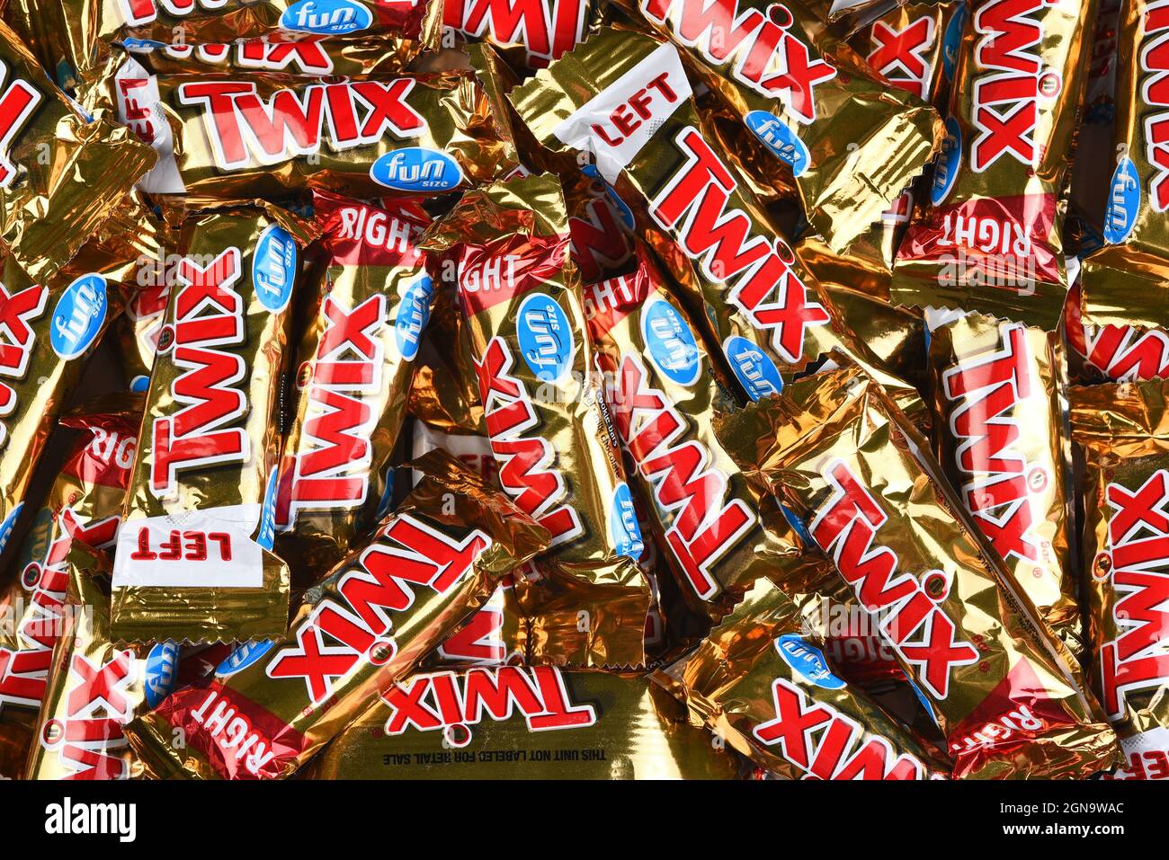 IRVINE, CALIFORNIA - 23 SEPT 2021: A large pile of Twix Fun Size Candy Bars for Halloween, Stock Photo