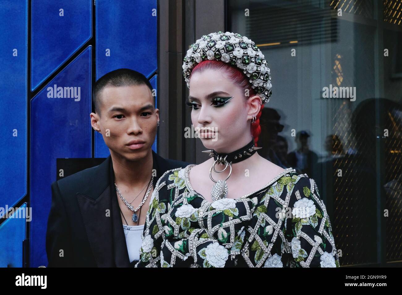 London, UK.  Guests arrives for British designer Richard Quinn's show on the final day of London Fashion Week. Stock Photo