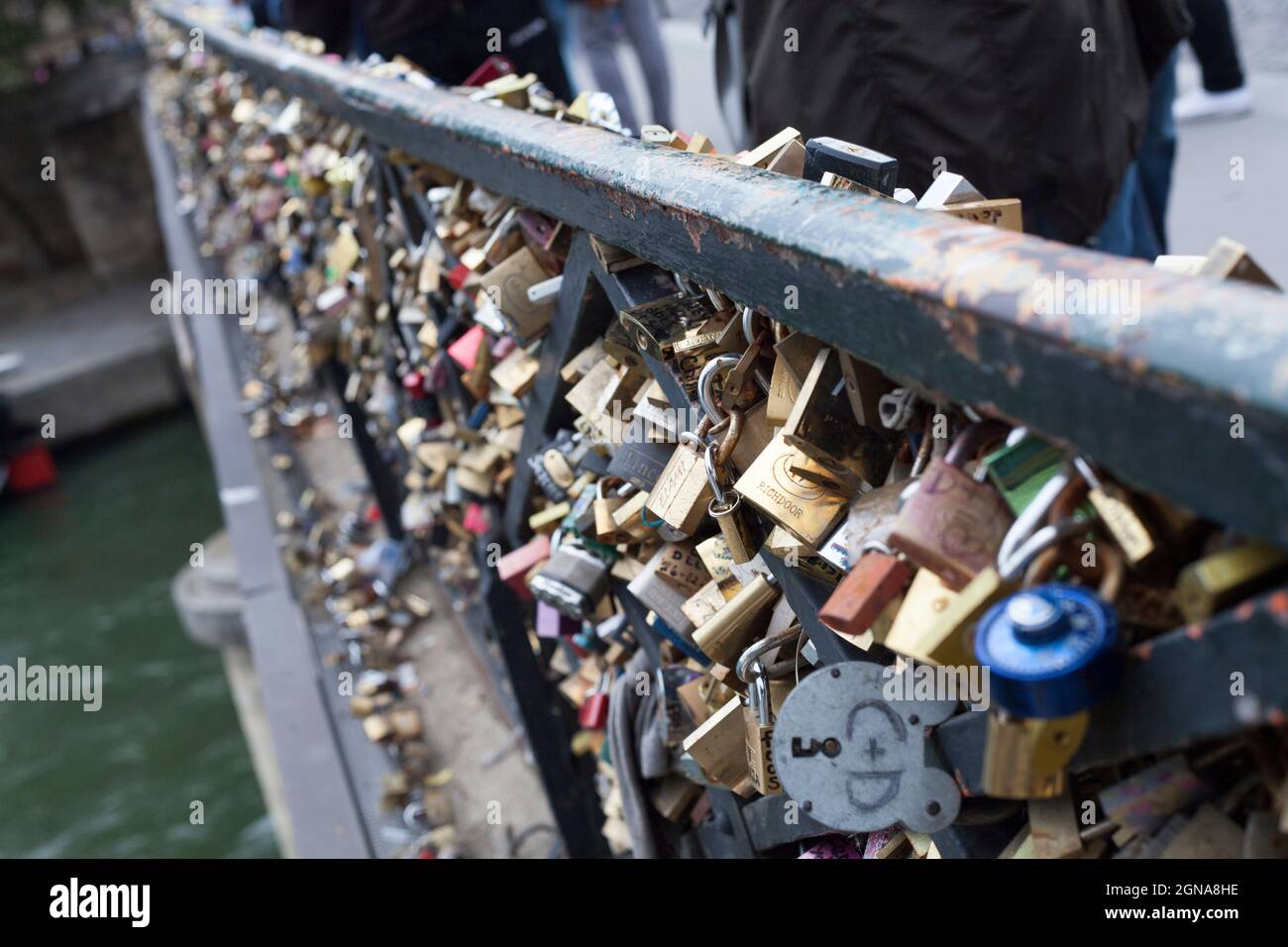 Pont des Arts love lock romance couples bridge forever tourism travel