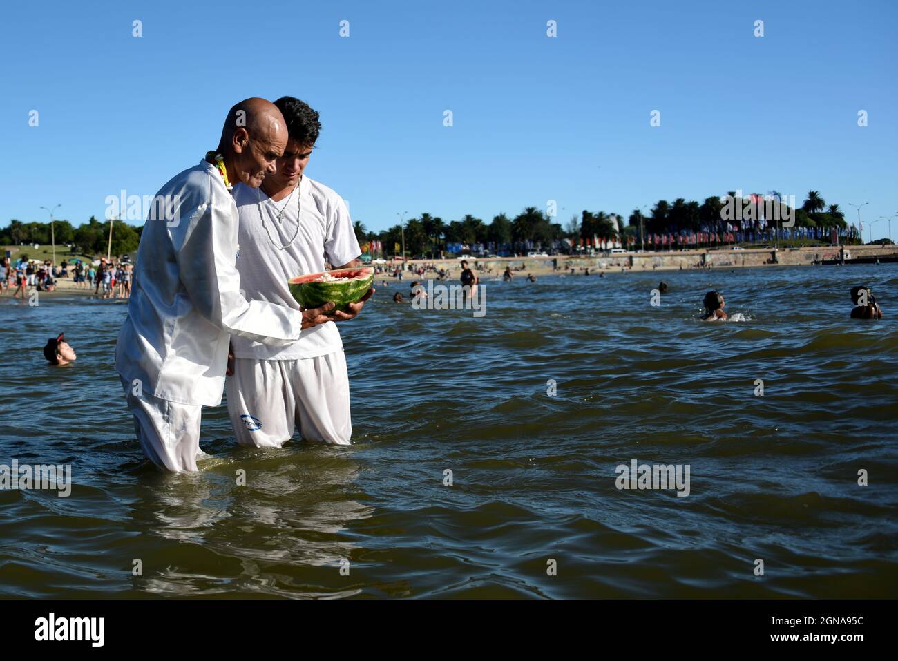 Celebración de Jemanja en una playa de Montevideo, Uruguay Stock Photo