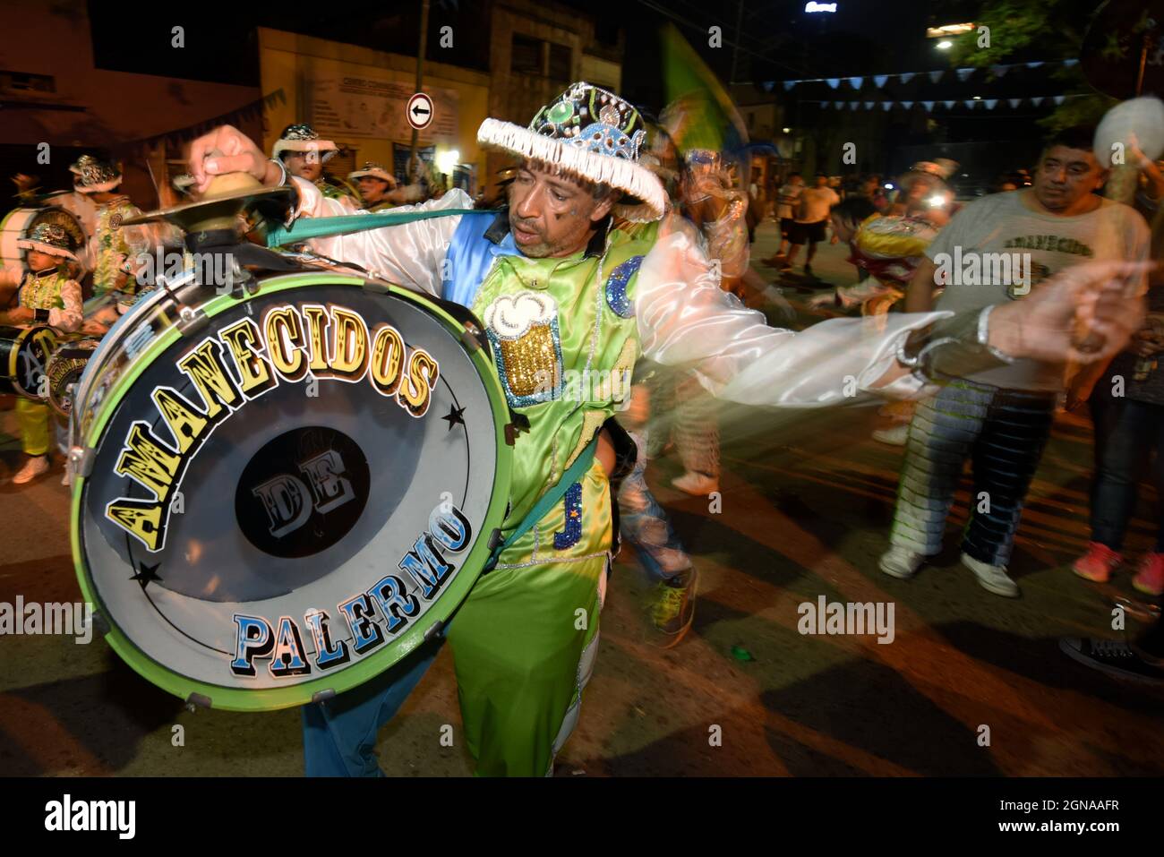 Murga "Los Amanecidos de Palermo" durante los desfiles de Carnaval en Buenos Aires, Argentina Stock Photo