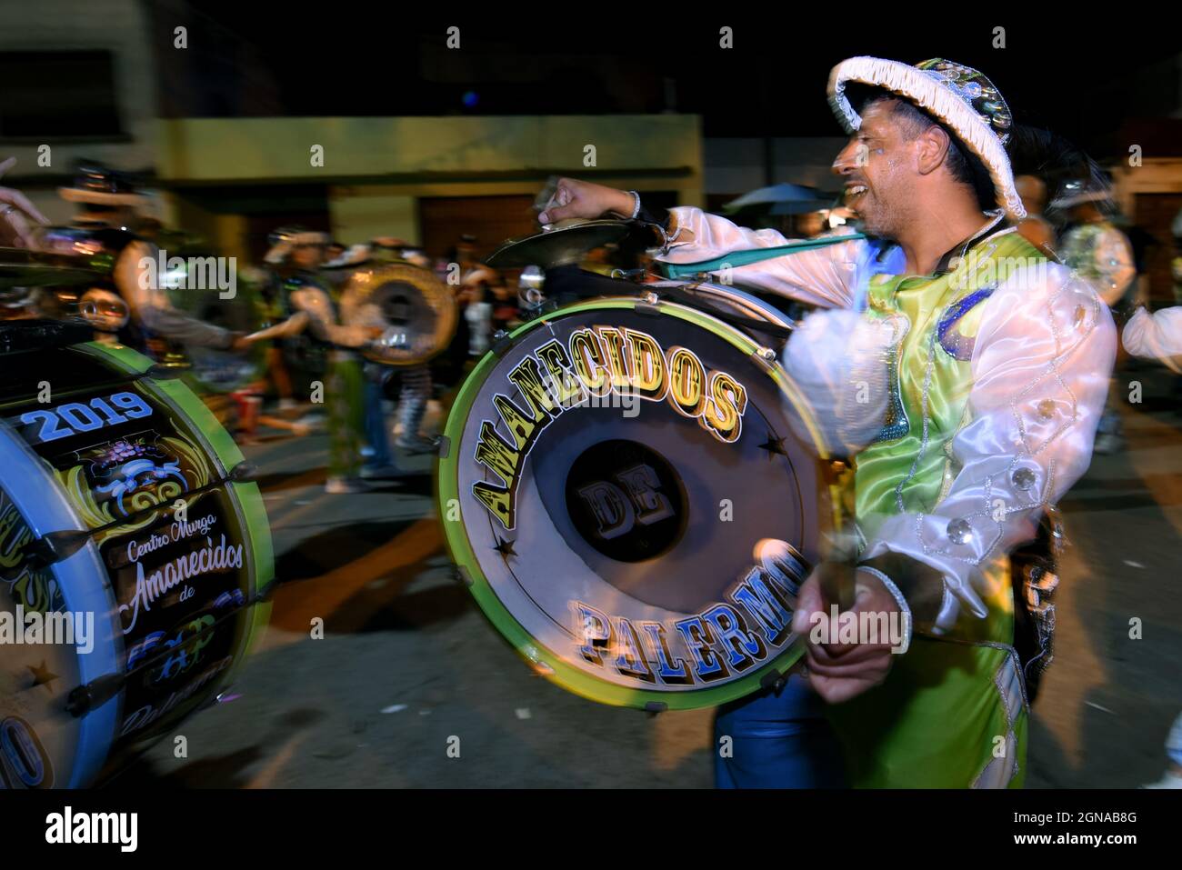 Murga 'Los Amanecidos de Palermo' durante los desfiles de Carnaval en Buenos Aires, Argentina Stock Photo