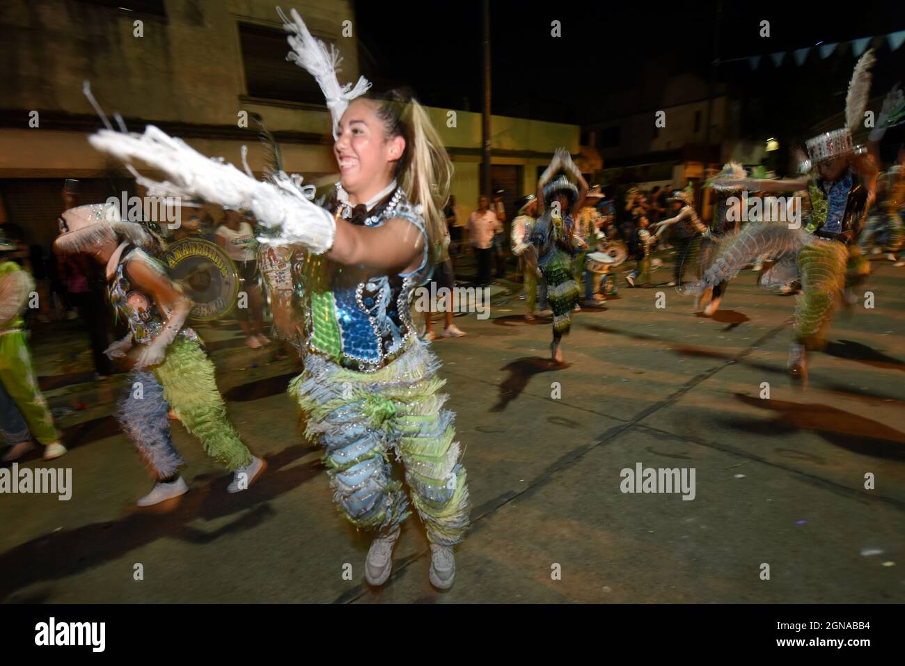 Murga "Los Amanecidos de Palermo" durante los desfiles de Carnaval en Buenos Aires, Argentina Stock Photo