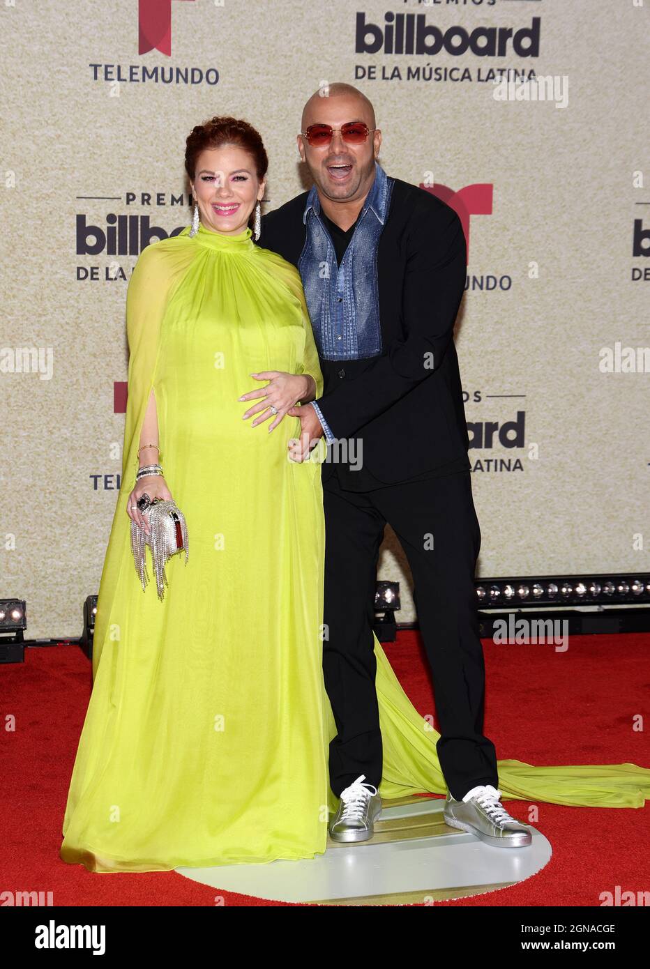 Miami, United States Of America. 23rd Sep, 2021. PREMIOS BILLBOARD DE LA MÚSICA LATINA 2021 - Yomaira Ortiz Feliciano and Wisin are seen on the red carpet at the Watsco Center in Coral Gables, FL on September 23, 2021 (Photo by Alberto E. Tamargo/Sipa USA) Credit: Sipa USA/Alamy Live News Stock Photo