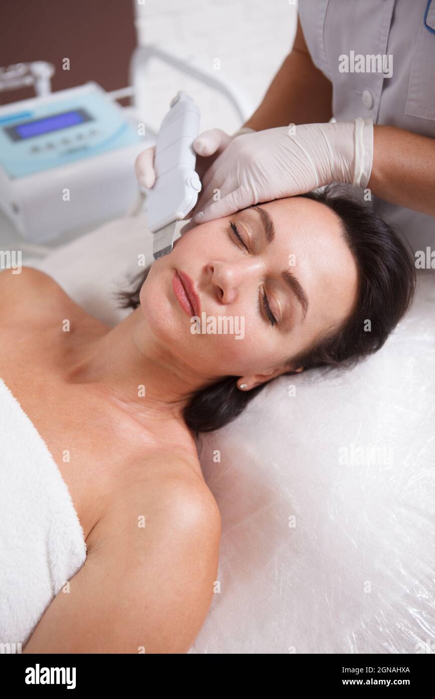 Ultrasonic peeling facial hi-res stock photography and images - Alamy