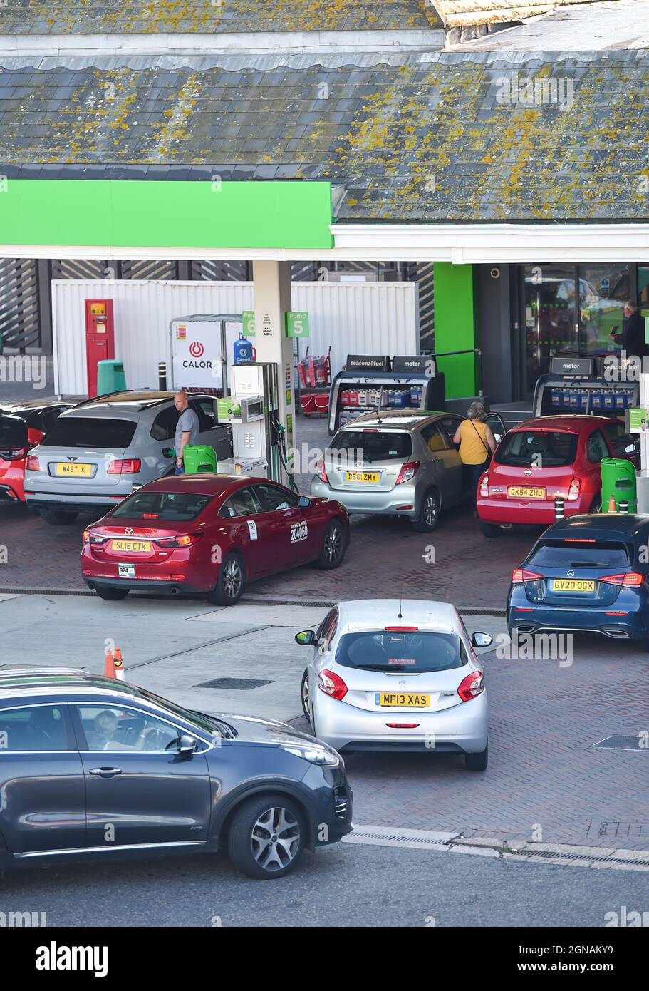 Drivers queueing for petrol hires stock photography and images Alamy
