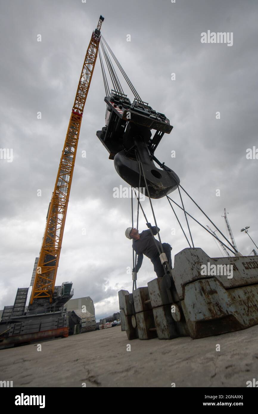 Liebherr crawler crane hires stock photography and images Alamy
