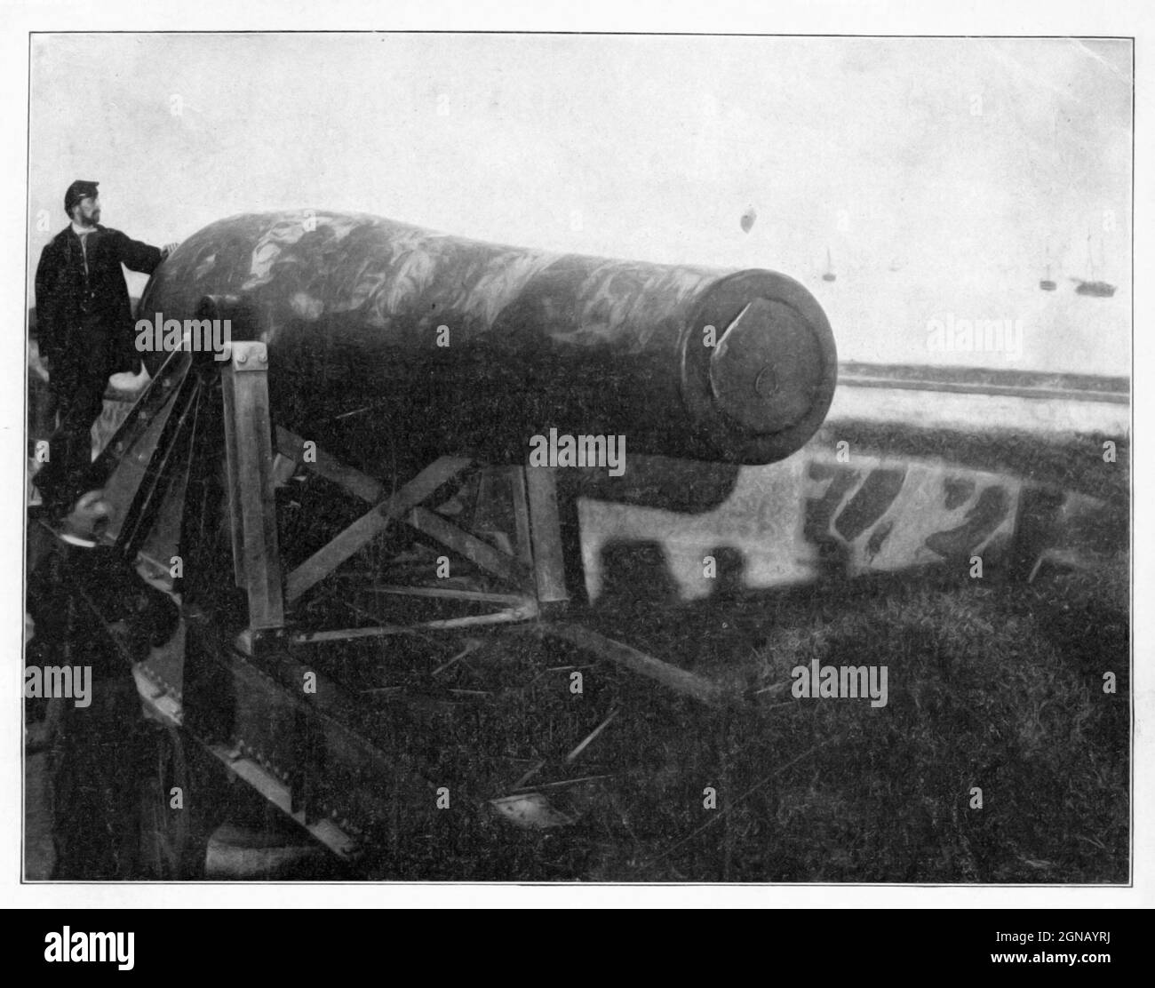 The biggest gun on them all A photograph of the only 20-inch gun made during the war. It weighed 117,000 pounds. from the book ' The Civil war through the camera ' hundreds of vivid photographs actually taken in Civil war times, sixteen reproductions in color of famous war paintings. The new text history by Henry W. Elson. A. complete illustrated history of the Civil war Stock Photo