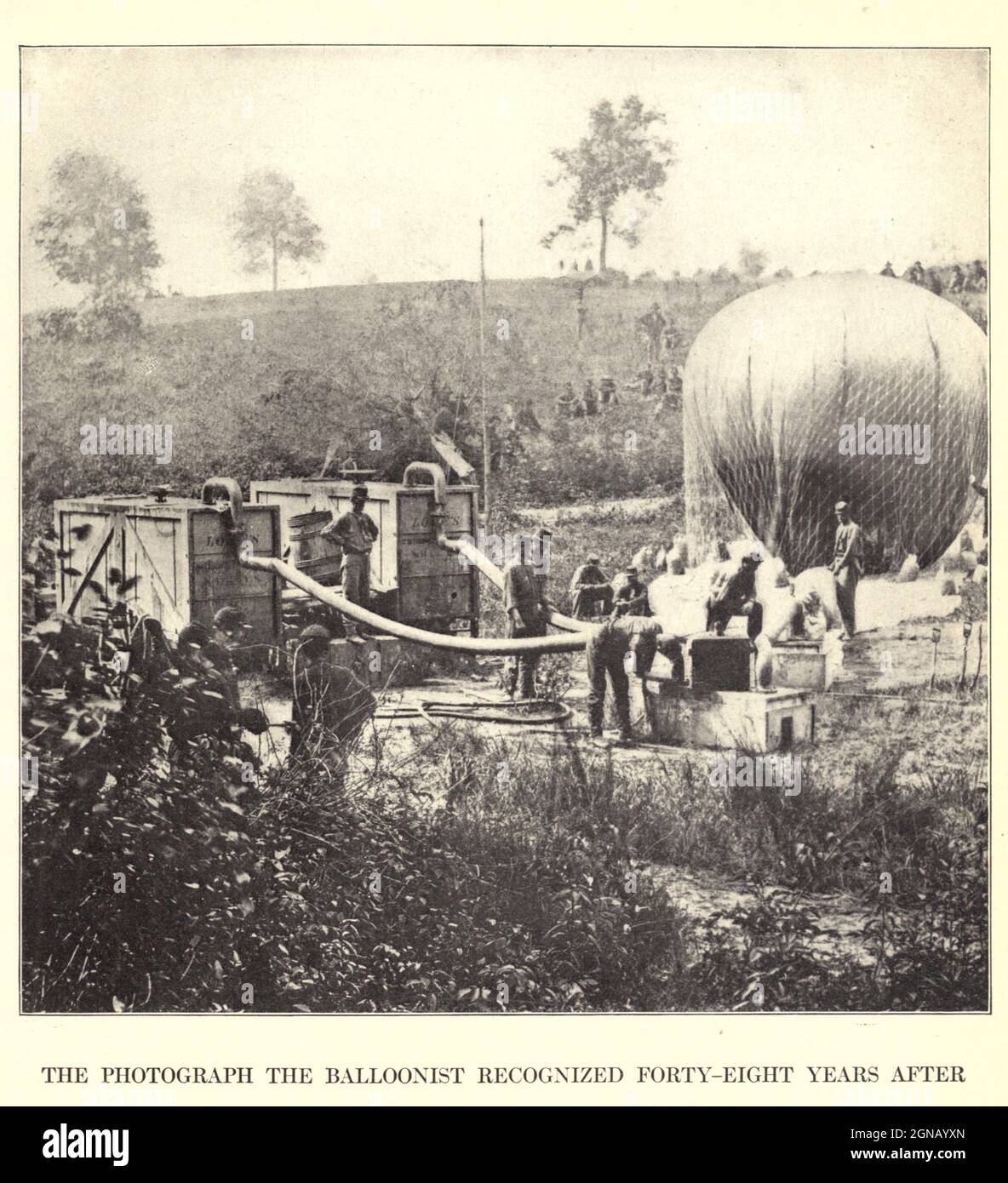 the balloon Intrepid to reconnoiter the battle of Fair Oaks,&quot; wrote Professor T. S. C. Lowe from the book ' The Civil war through the camera ' hundreds of vivid photographs actually taken in Civil war times, sixteen reproductions in color of famous war paintings. The new text history by Henry W. Elson. A. complete illustrated history of the Civil war Stock Photo