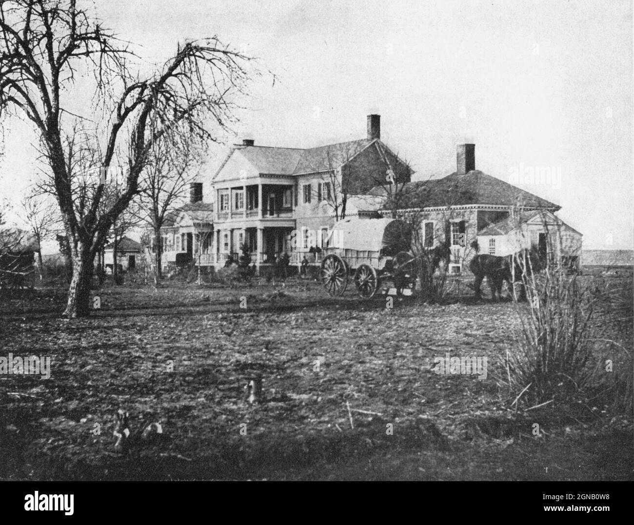 During the American Civil War, the Lacys abandoned Chatham Manor. Its strategic site overlooking Fredericksburg briefly served as Union headquarters, and later as the major Union hospital during battles for control of the strategic Virginia city and Spotsylvania County en route to the Confederate capital. from the book ' The Civil war through the camera ' hundreds of vivid photographs actually taken in Civil war times, sixteen reproductions in color of famous war paintings. The new text history by Henry W. Elson. A. complete illustrated history of the Civil war Stock Photo