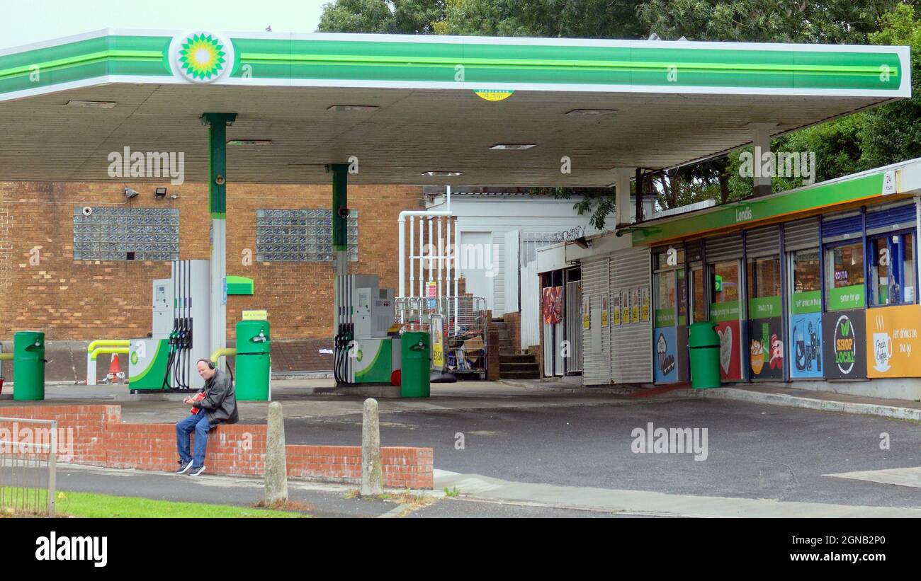 Glasgow, Scotland, UK 24th September, 2021.  Shortage of tanker drivers threaten  empty forecourts with warnings promise long term shortages. On close to the Great Western Retail ParkCredit  Gerard Ferry/Alamy Live News Stock Photo
