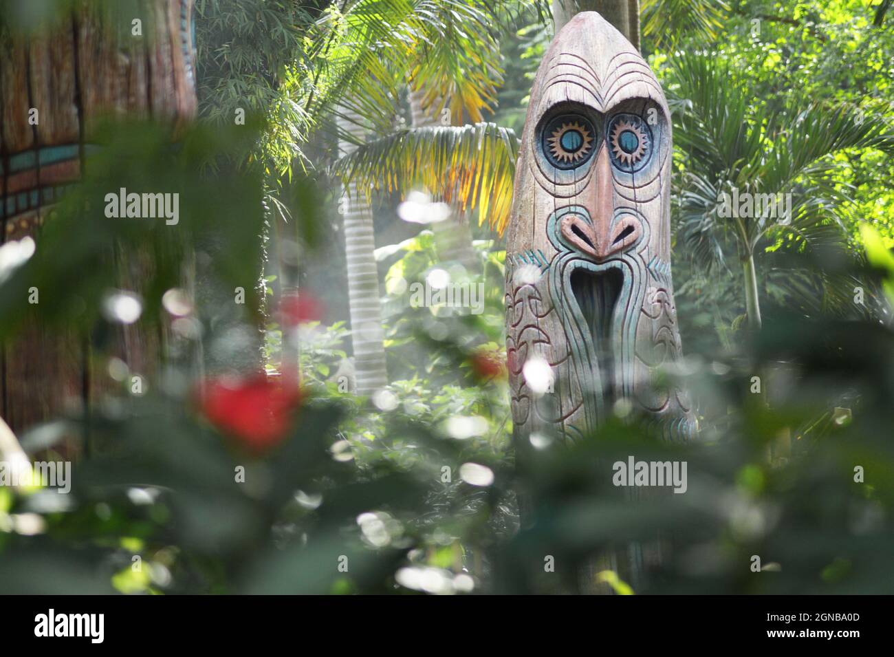 Tribal carvings hi-res stock photography and images - Alamy