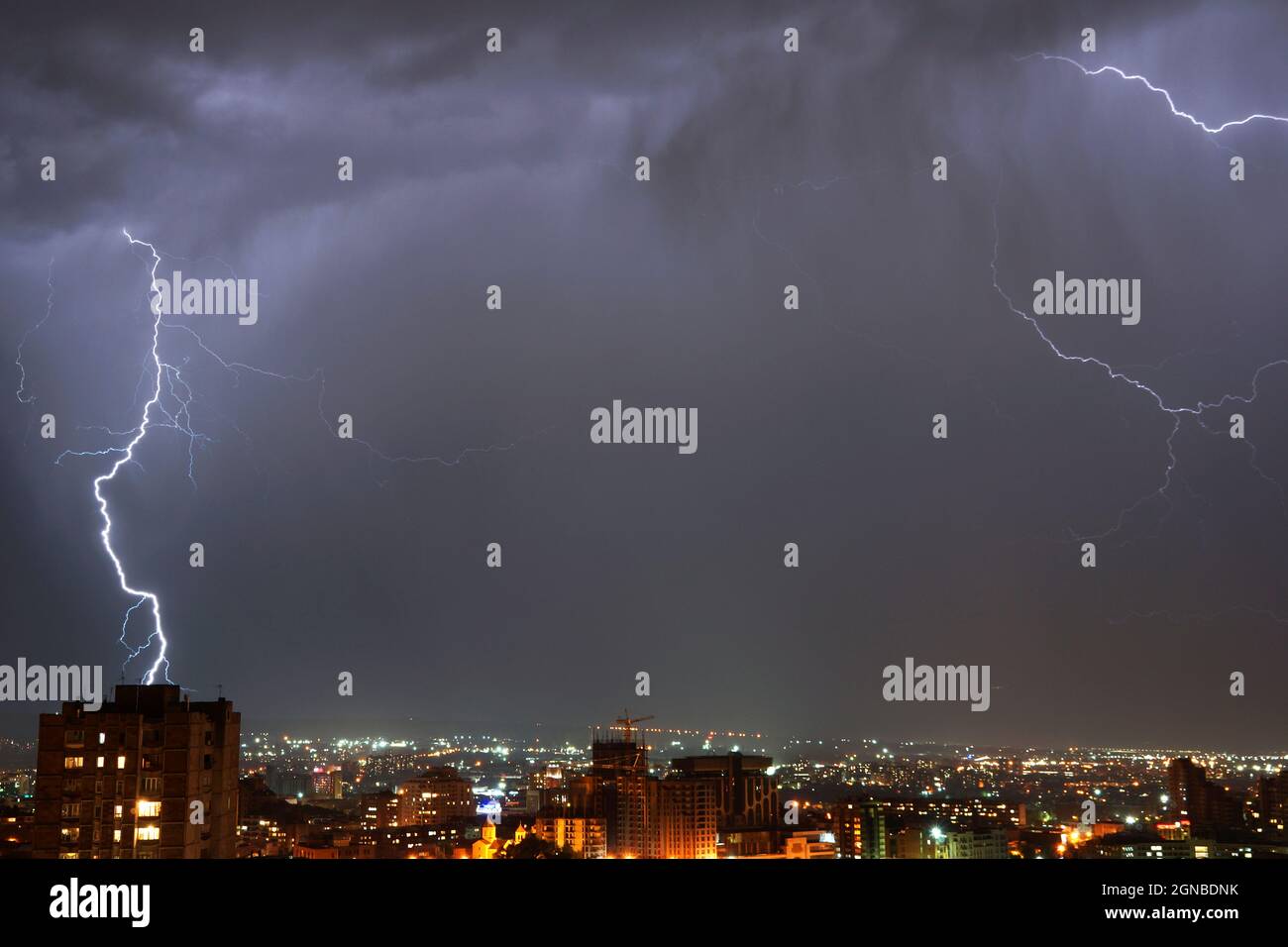 Lightning strike building hi-res stock photography and images - Alamy