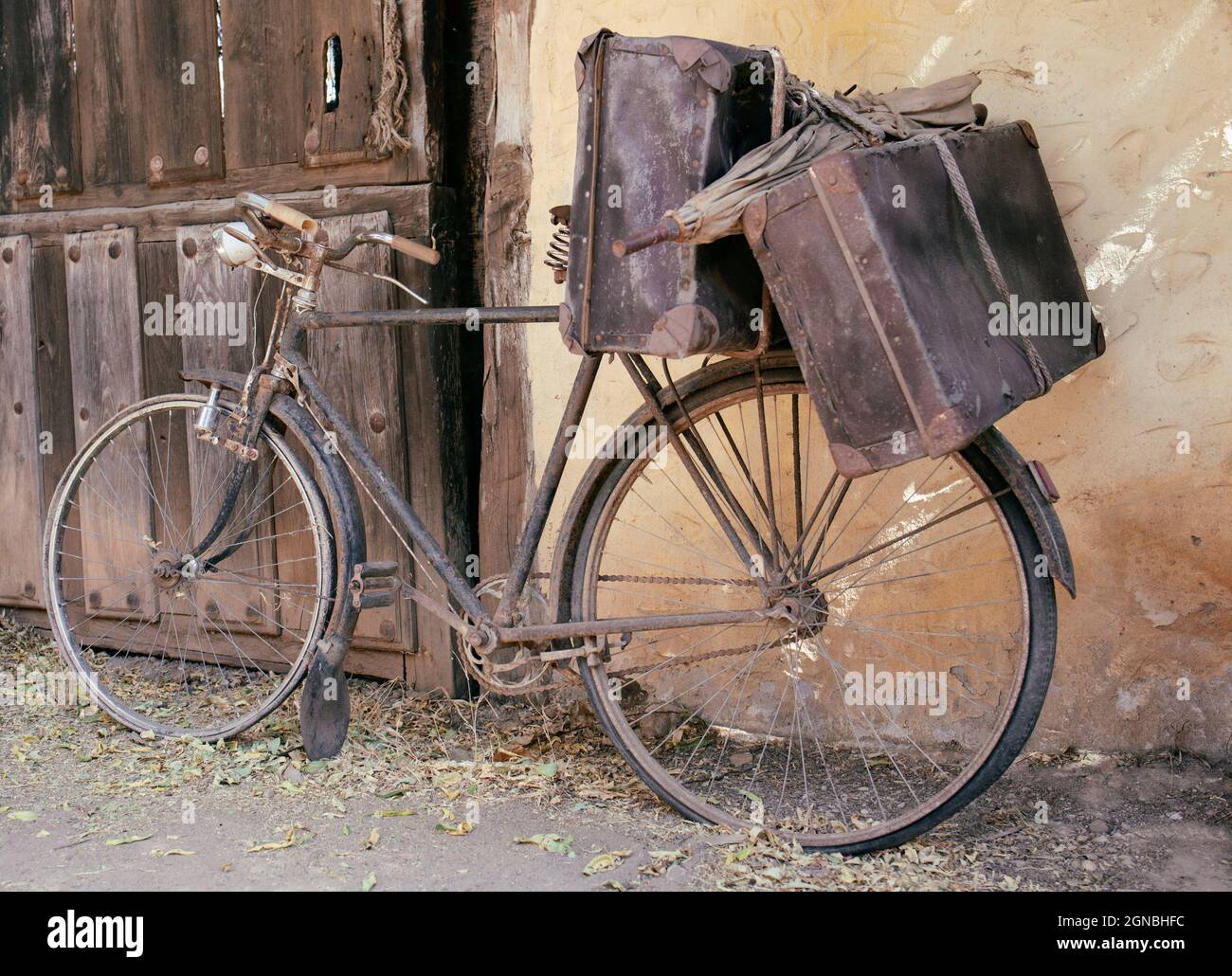 old and broken bicycle, abandoned on a facade Stock Photo