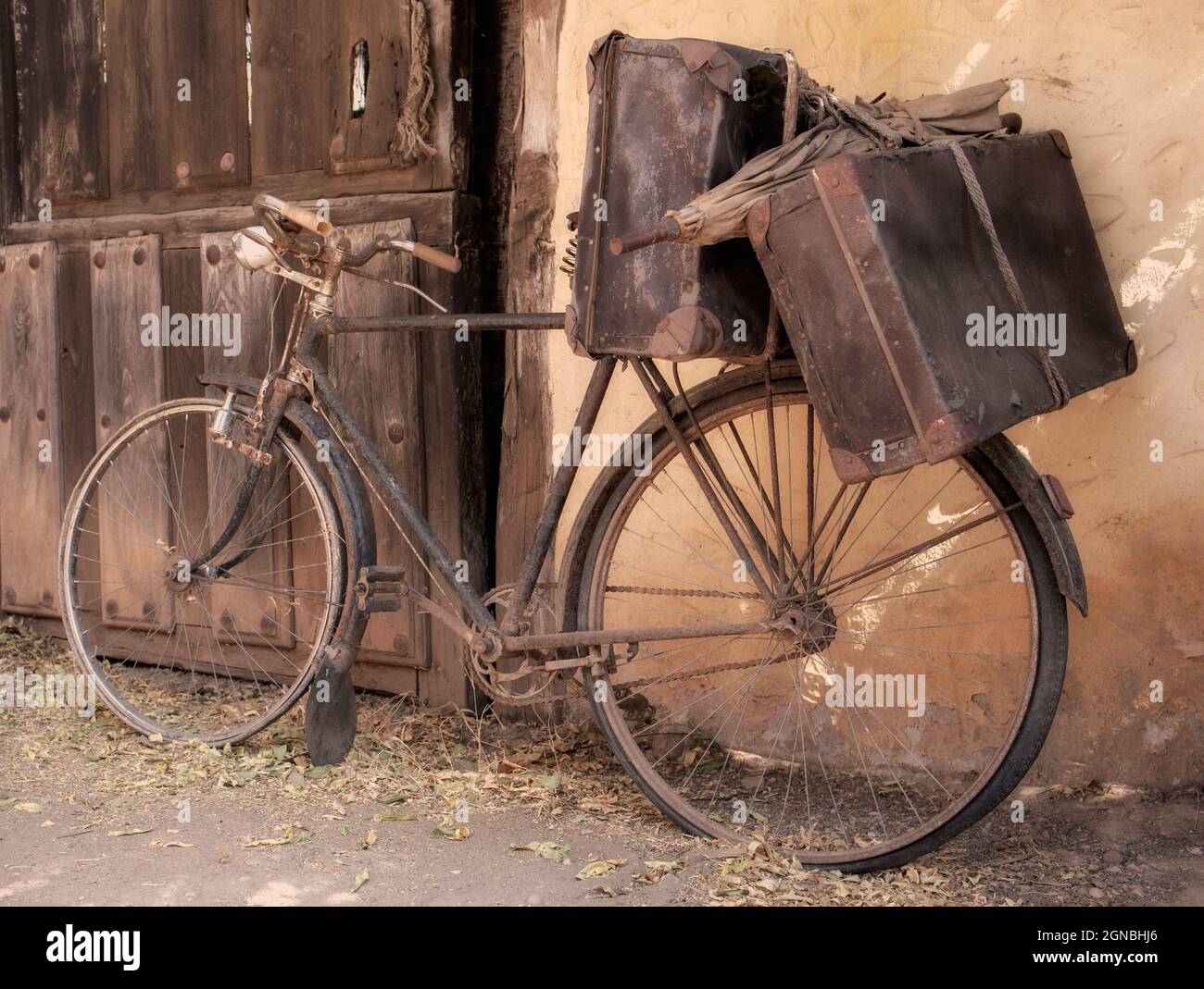 old and broken bicycle, abandoned on a facade Stock Photo