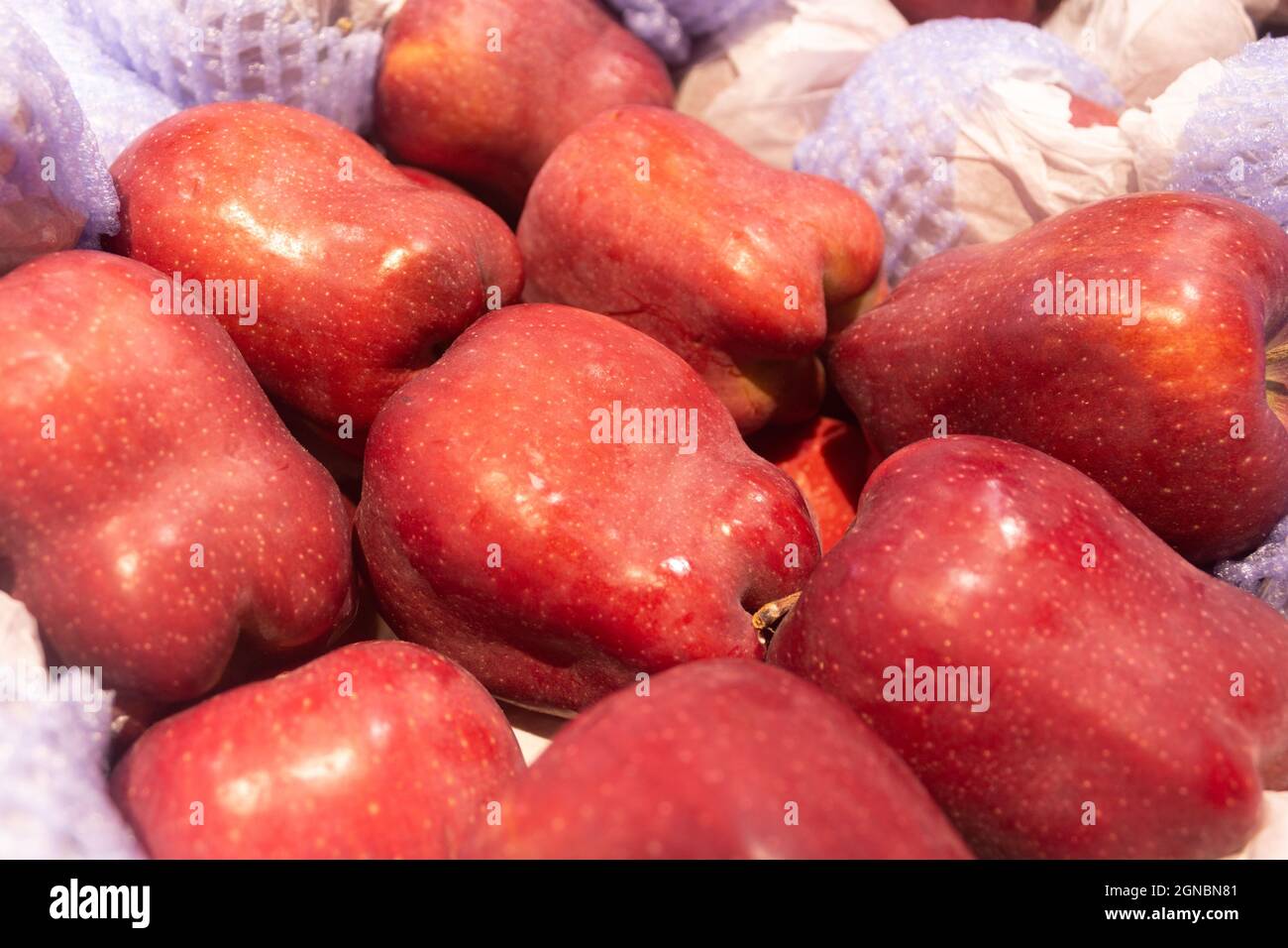 American Red delicious apple in supermarkets Stock Photo Alamy