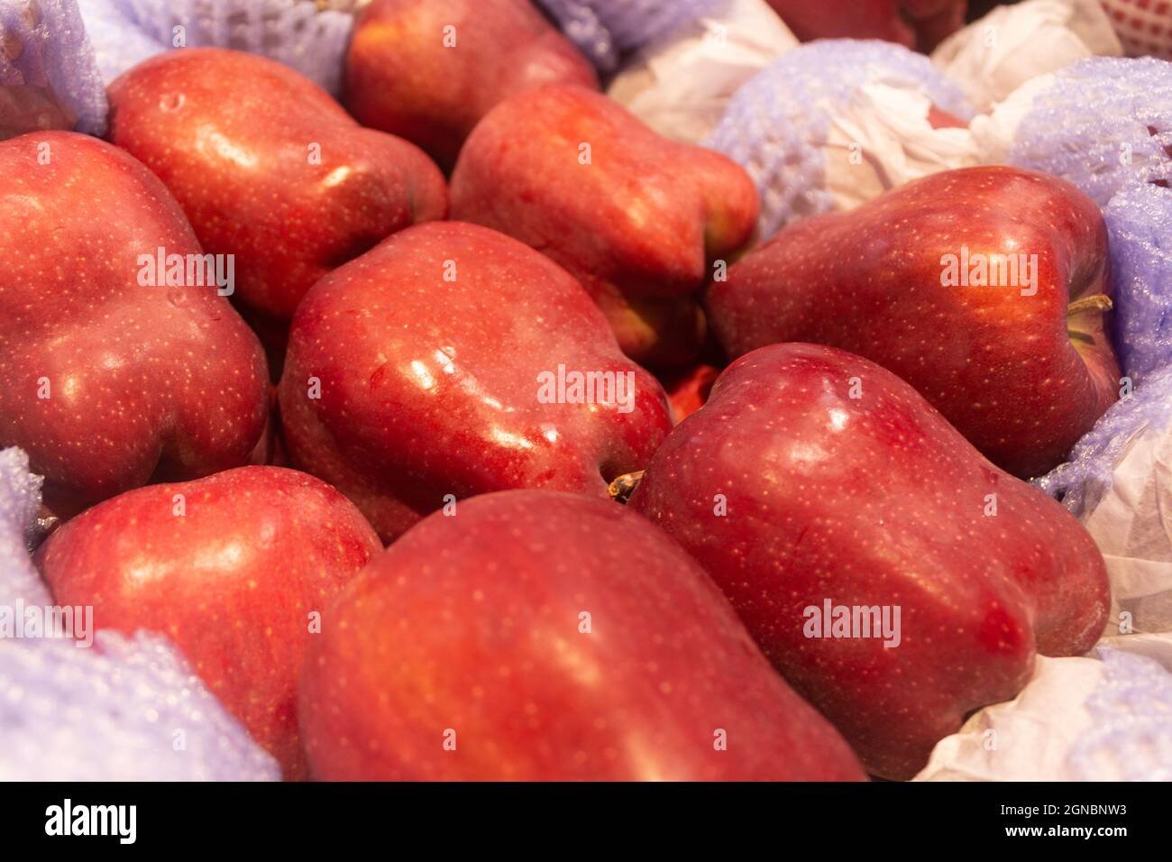 American Red delicious apple in supermarkets Stock Photo Alamy